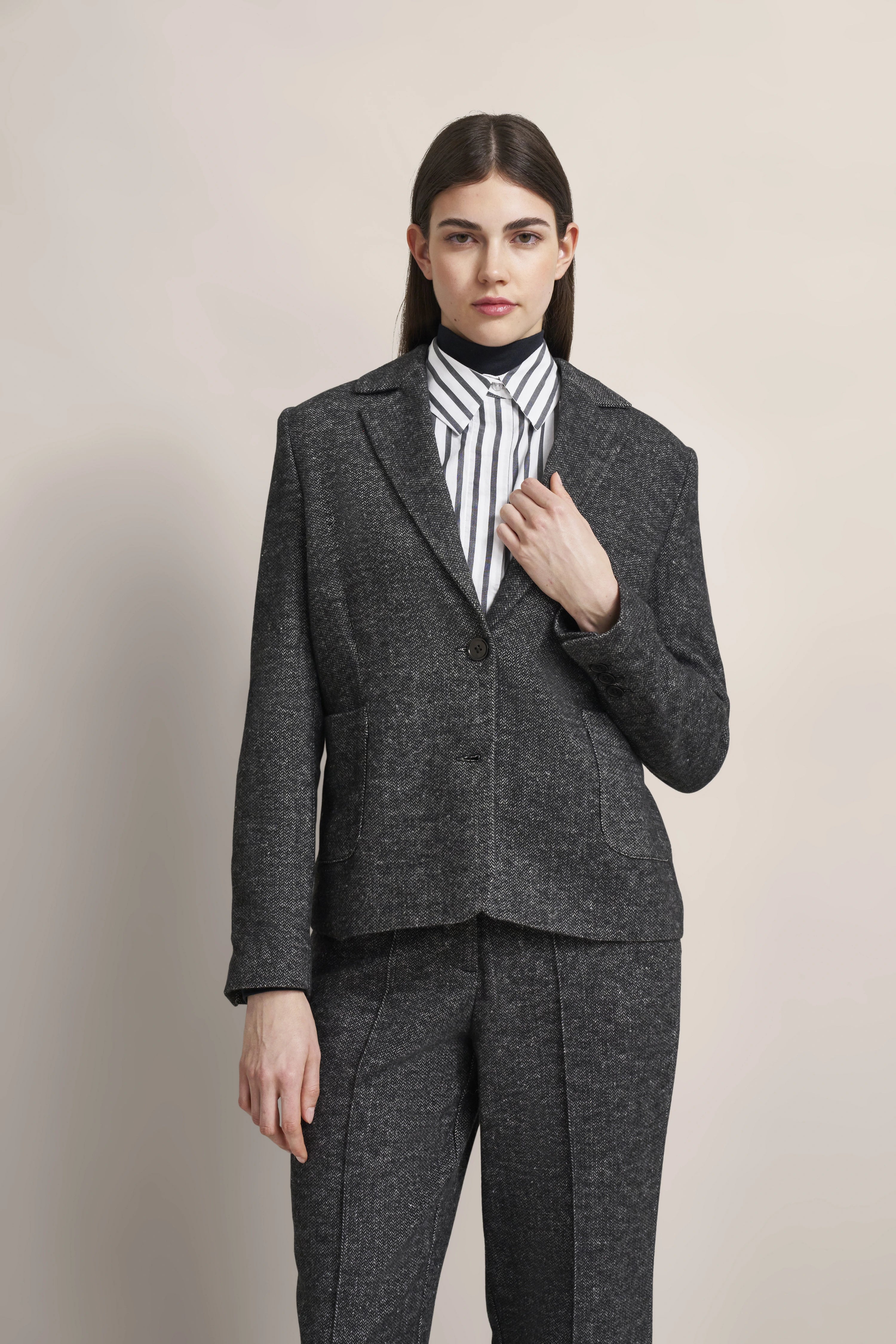 Grijs pak met gestreept overhemd, modelpose, ontspannen houding, bugatti elegantie en stijl.