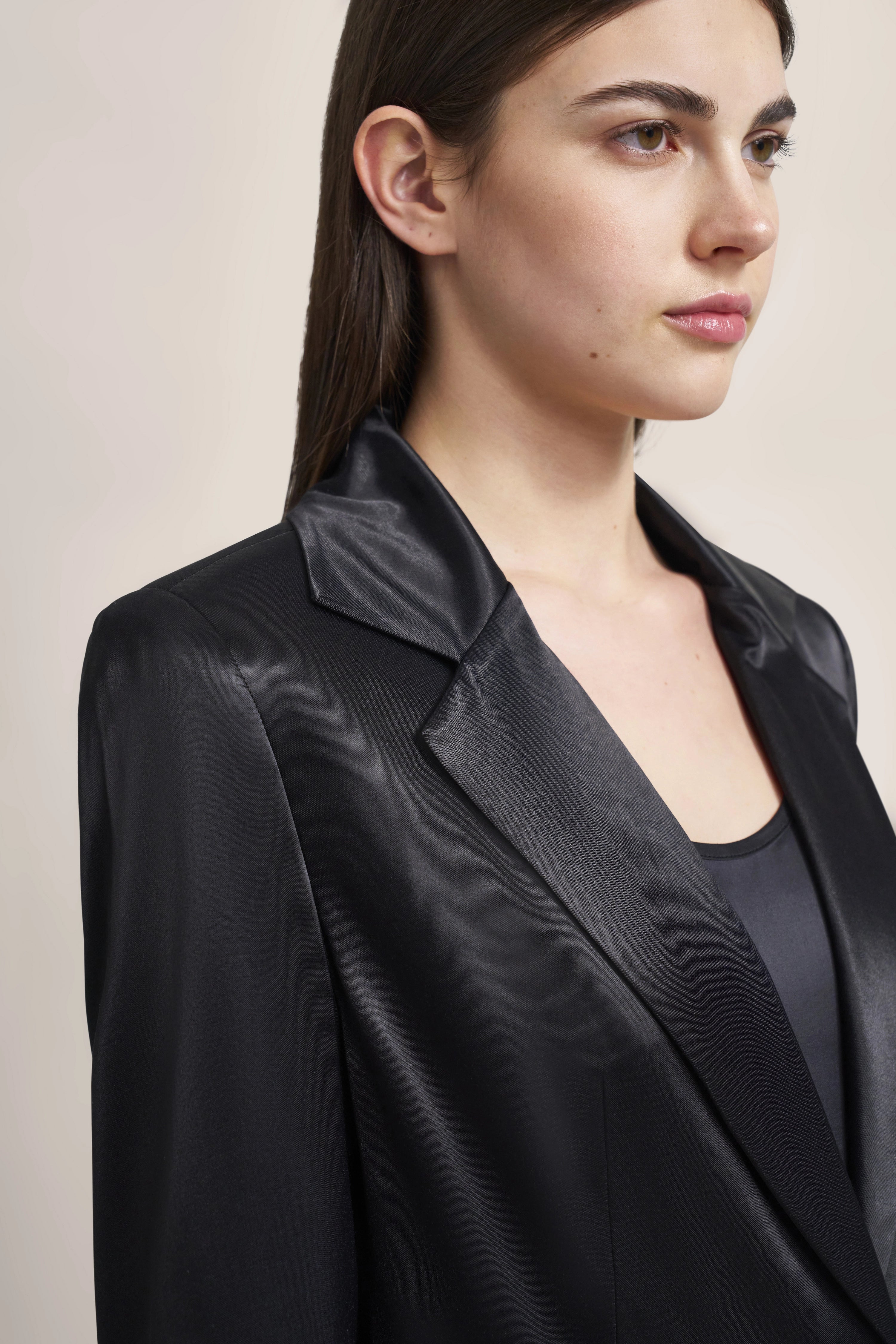 Büstenbild einer Frau im schwarzen Satinblazer von bugatti.