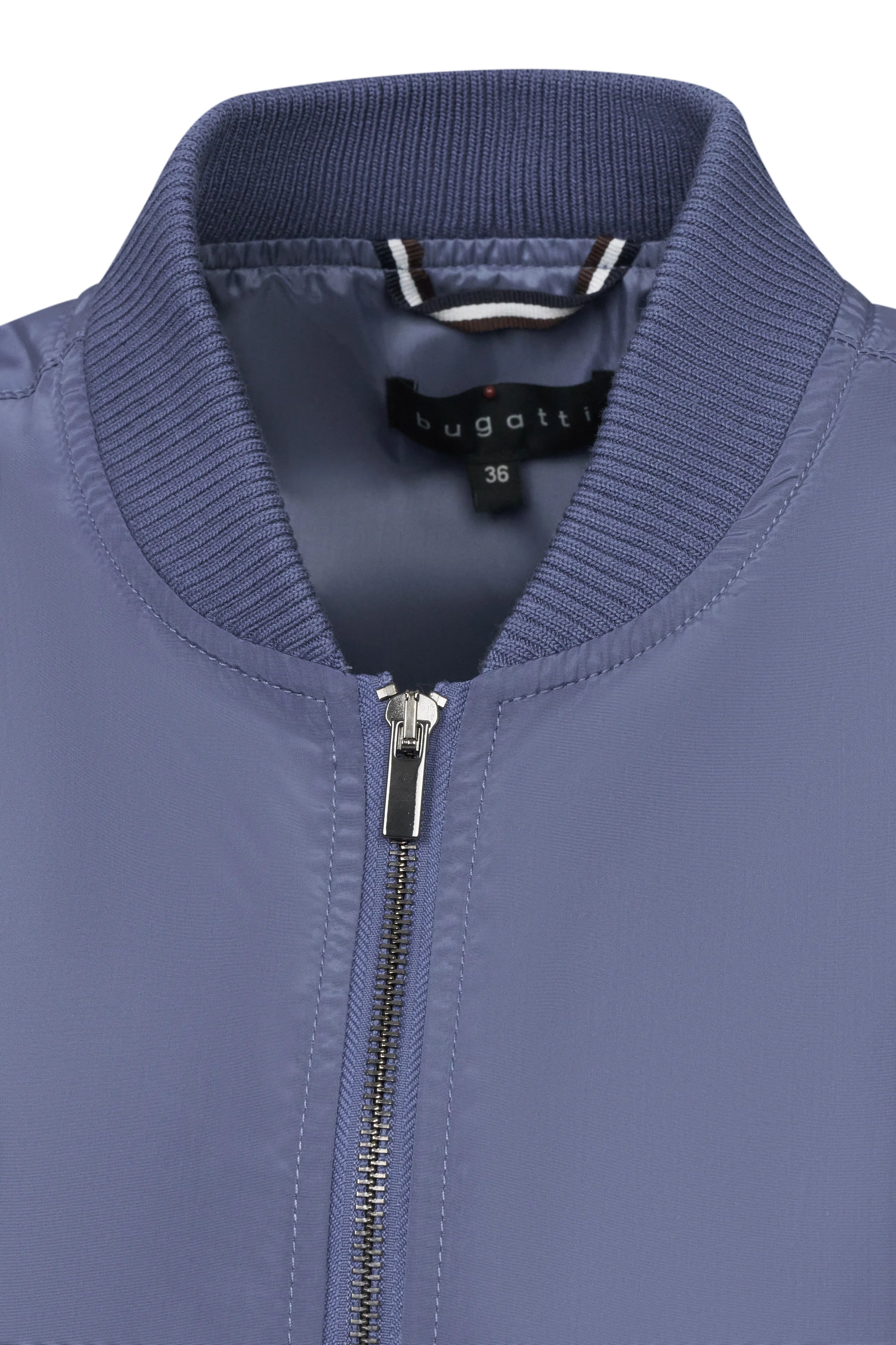 Blauer bugatti Bomberjacke, Detailaufnahme des Kragens und Reißverschlusses, klassisches Design.
