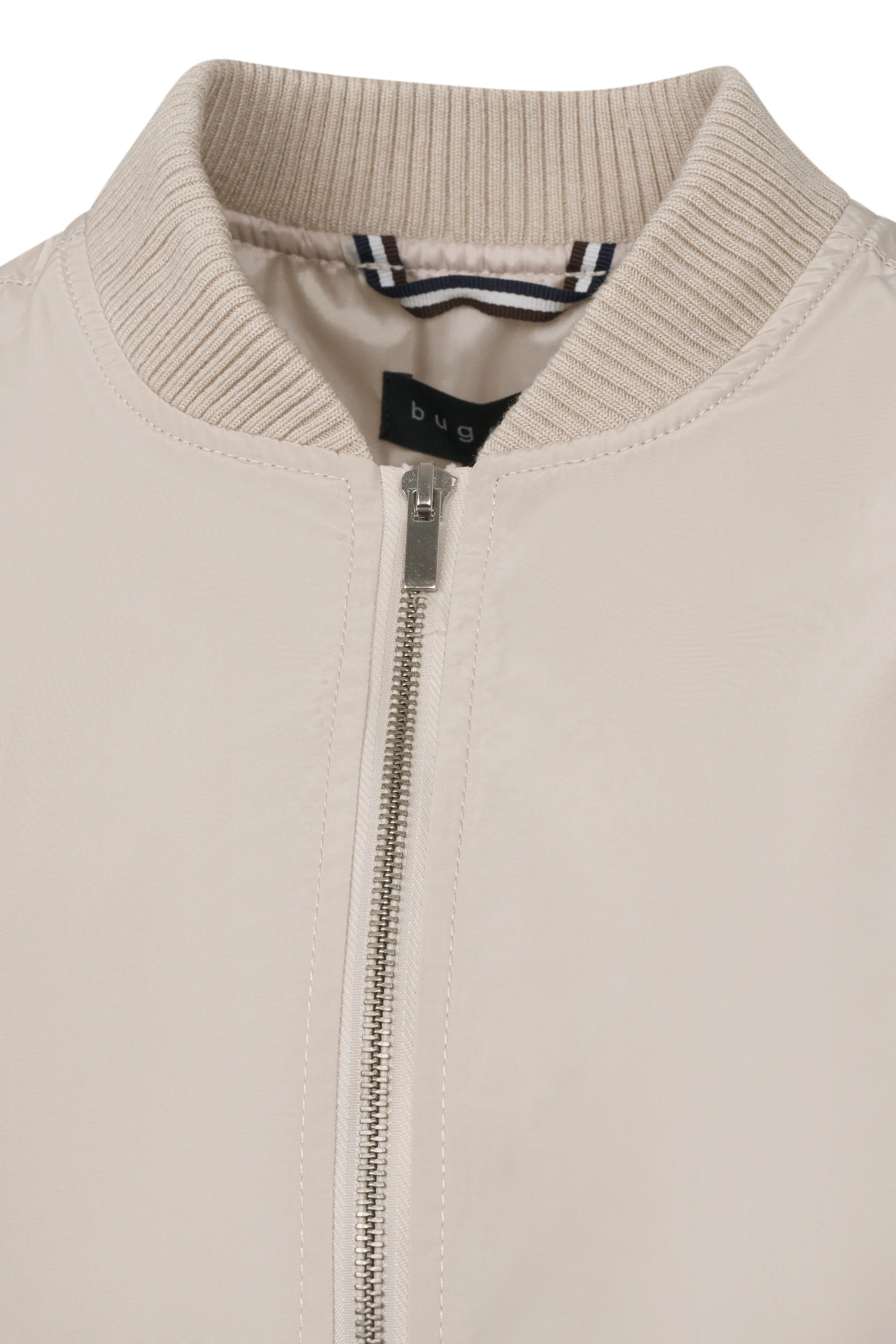 Bugatti beiger Bomberjacke, Büstenbild, Reißverschluss und gerippter Kragen, schlichtes Design.