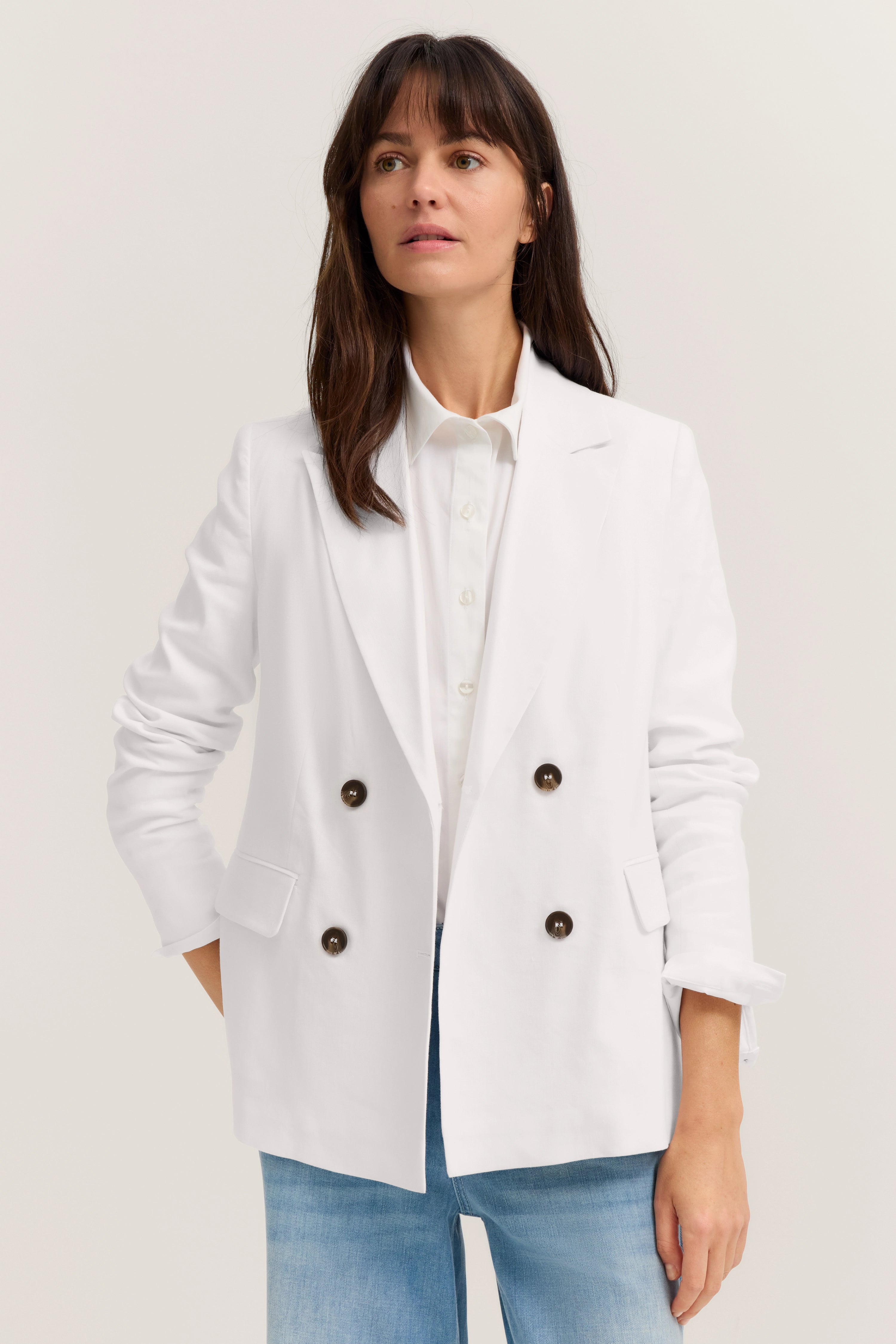 Weiße Double-Breasted-Jacke, weißes Hemd, blaue Jeans