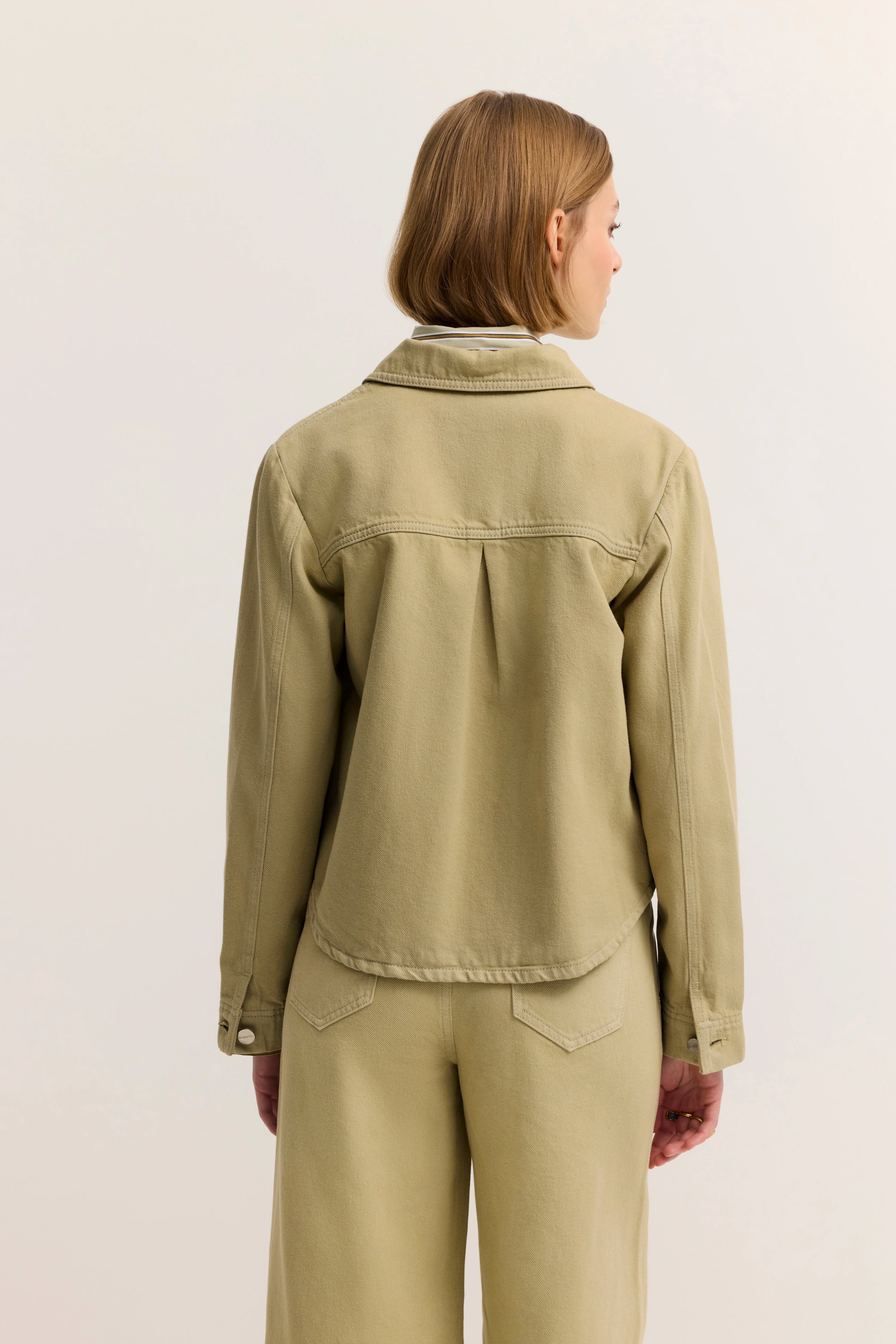 Beige Jacke und Hose von bugatti, Rückansicht, Model steht entspannt.