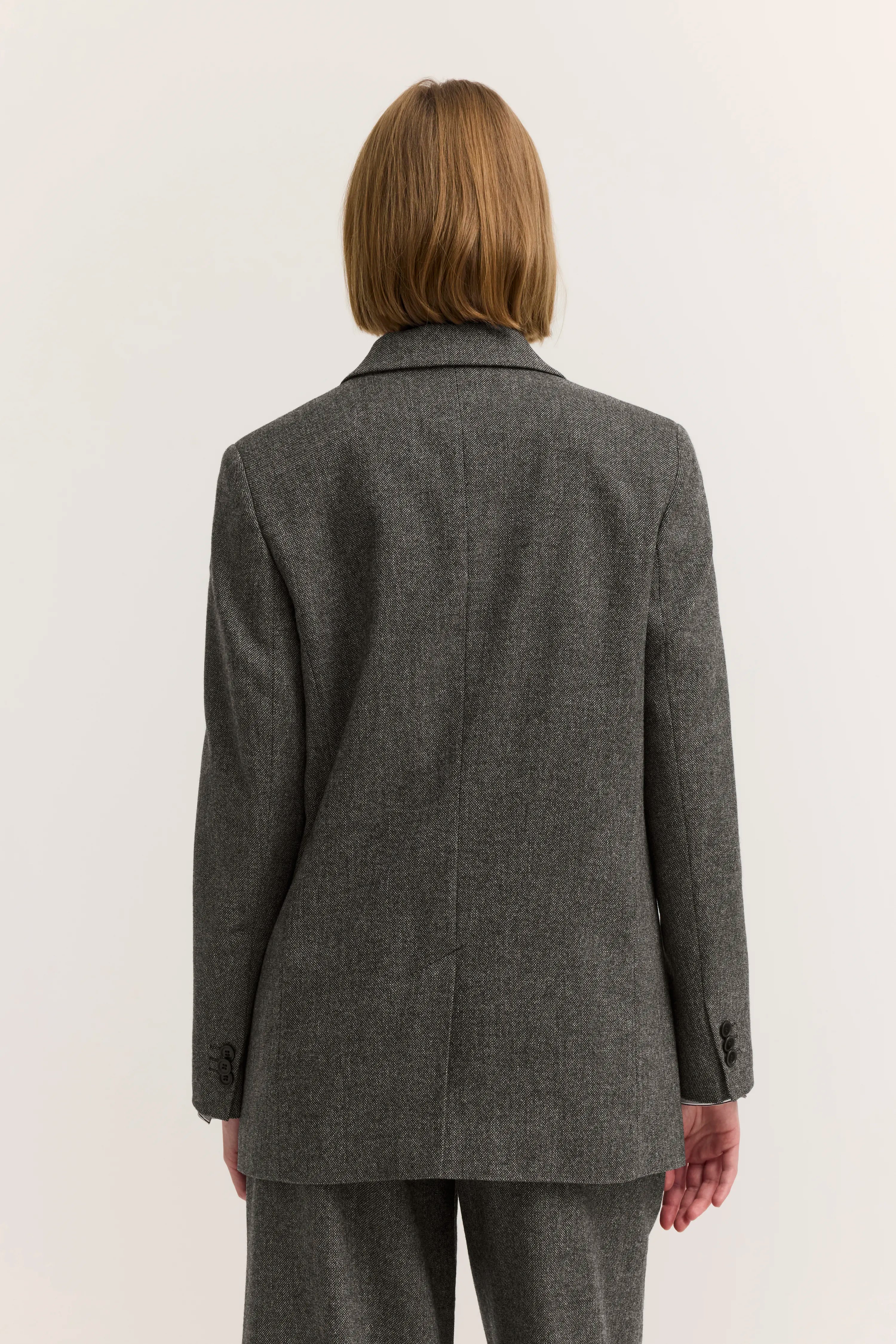 Rückansicht eines grauen bugatti Blazers mit feinem Muster, getragen von einem Modell.