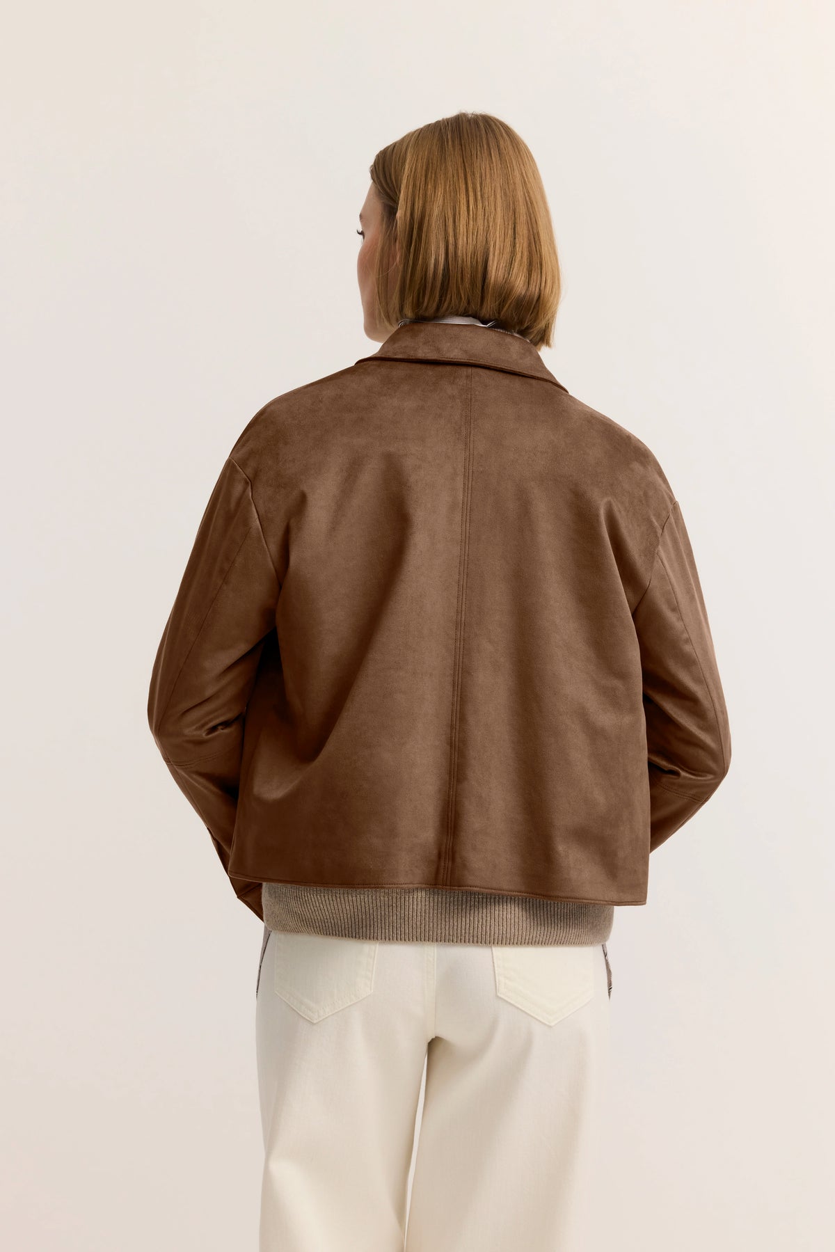 Braune bugatti-Jacke, beige Hose, Rückenansicht Model.