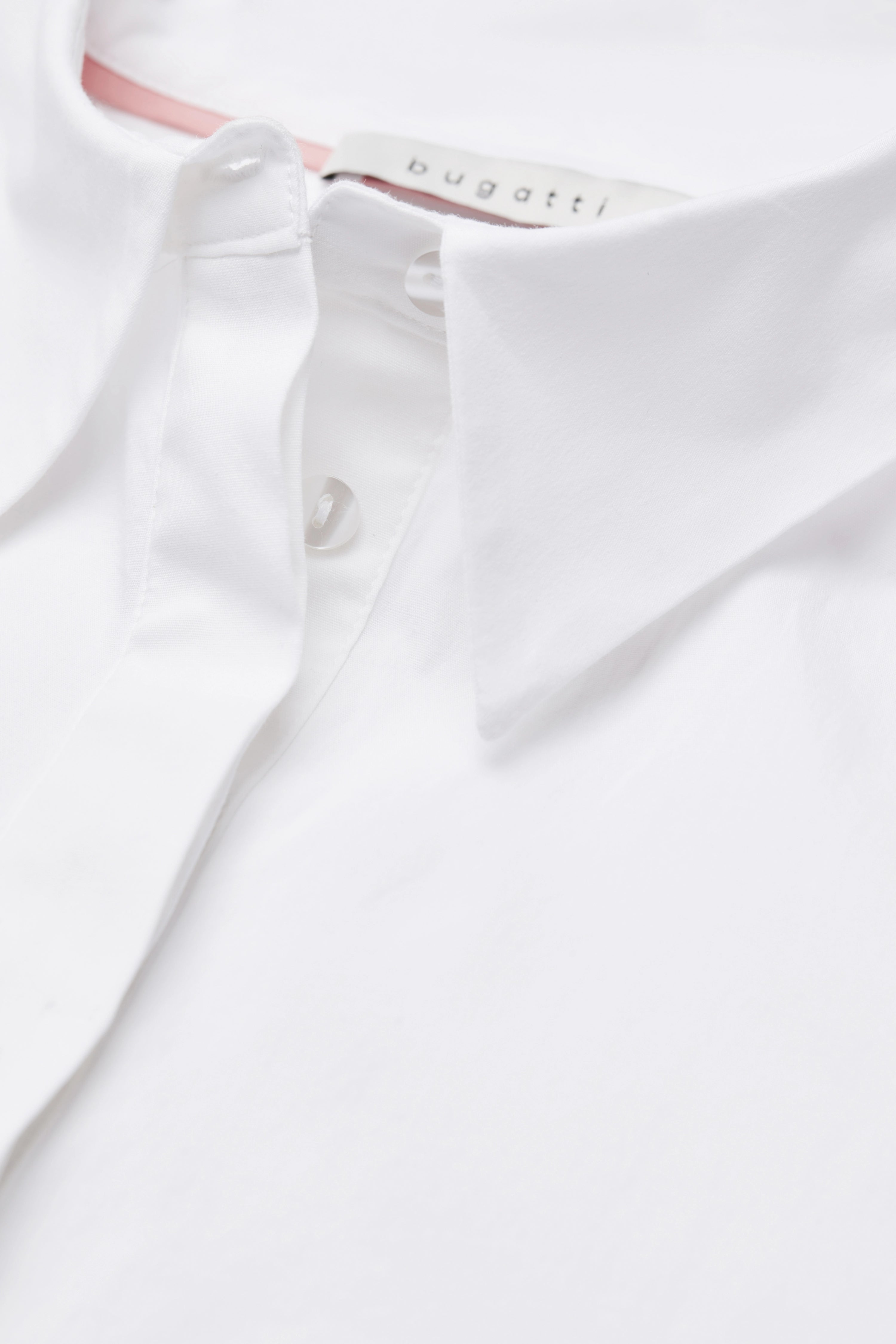 Weiße bugatti Bluse, Nahaufnahme, zeigt Kragen und Knopfleiste, elegant und zeitlos.