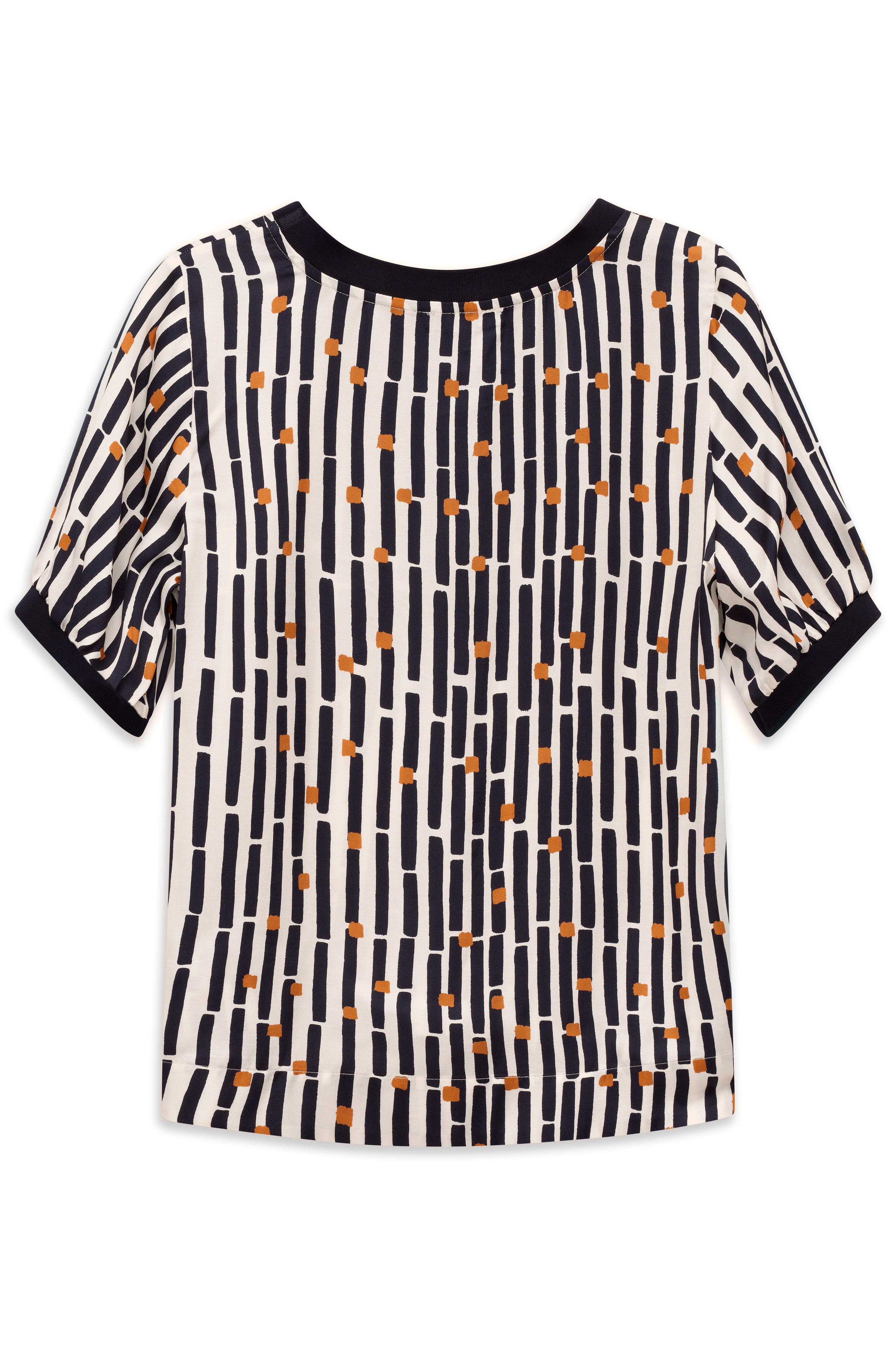 Kurzarmshirt mit grafischem Muster in Schwarz, Weiß und Orange, Büstenbild.