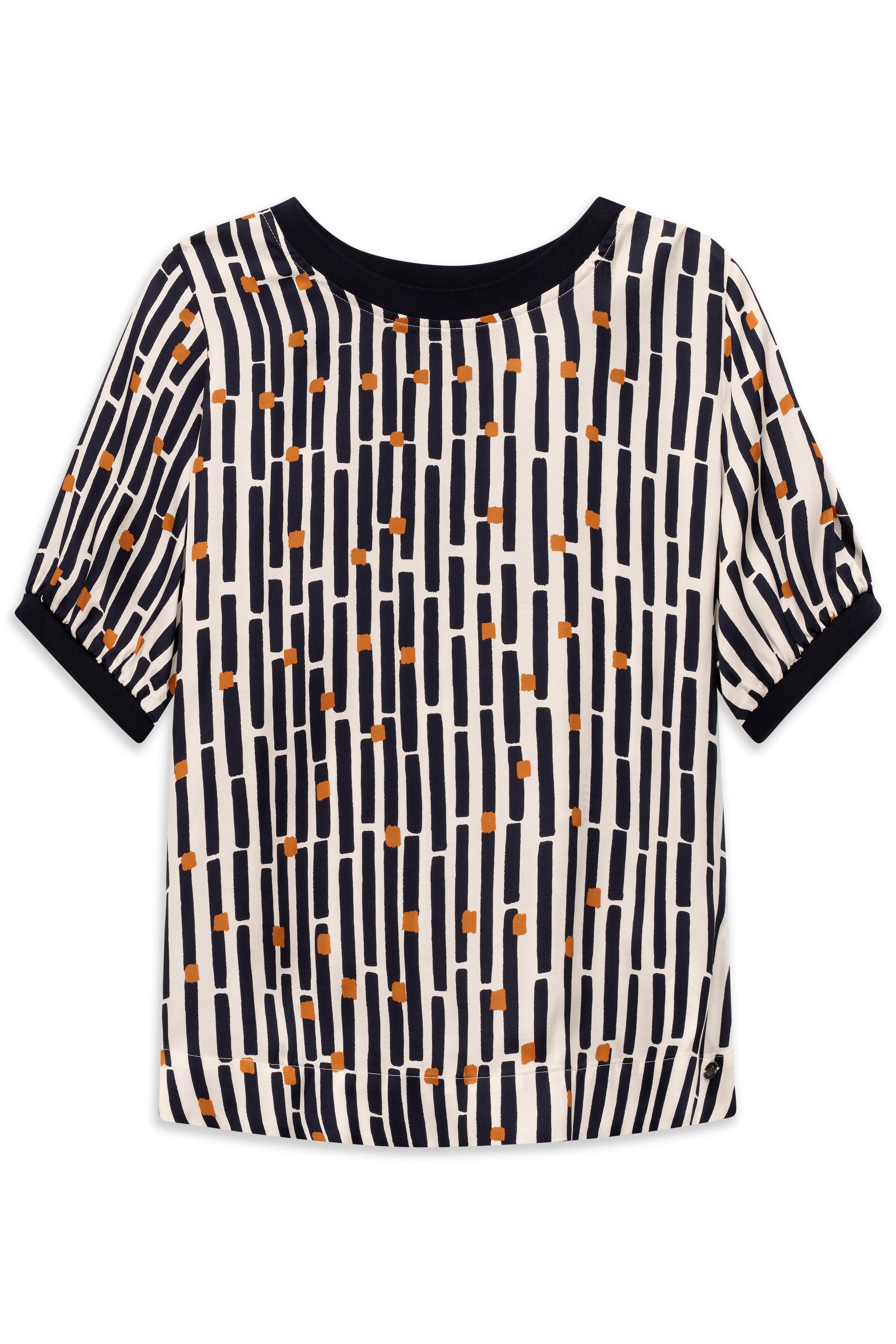 Kurzarmshirt mit geometrischem Muster in Schwarz, Weiß und Orange, Büstenbild.