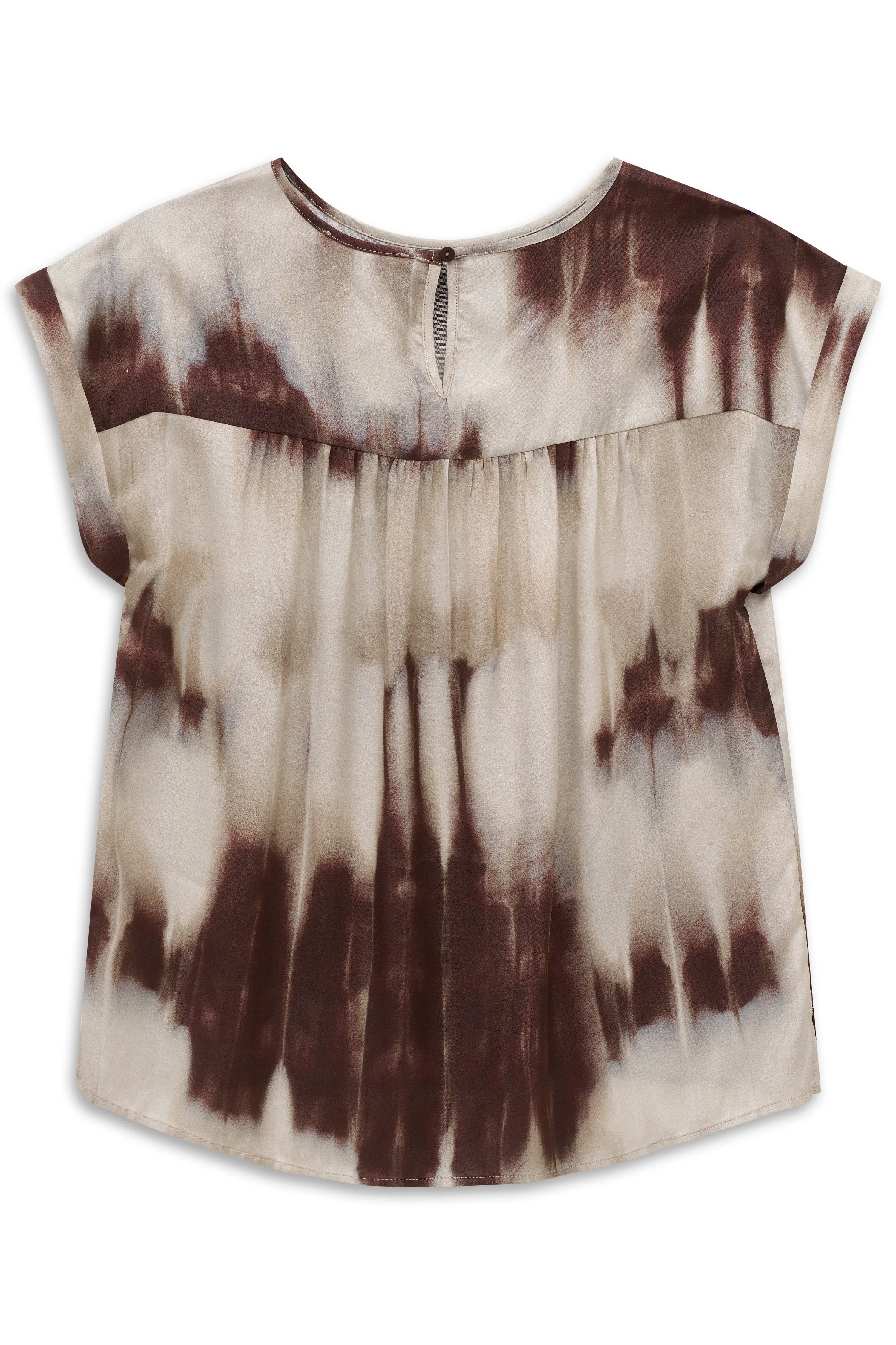 Bluse mit braun-beigem Batikmuster, Büstenbild, entspannter Stil von bugatti.
