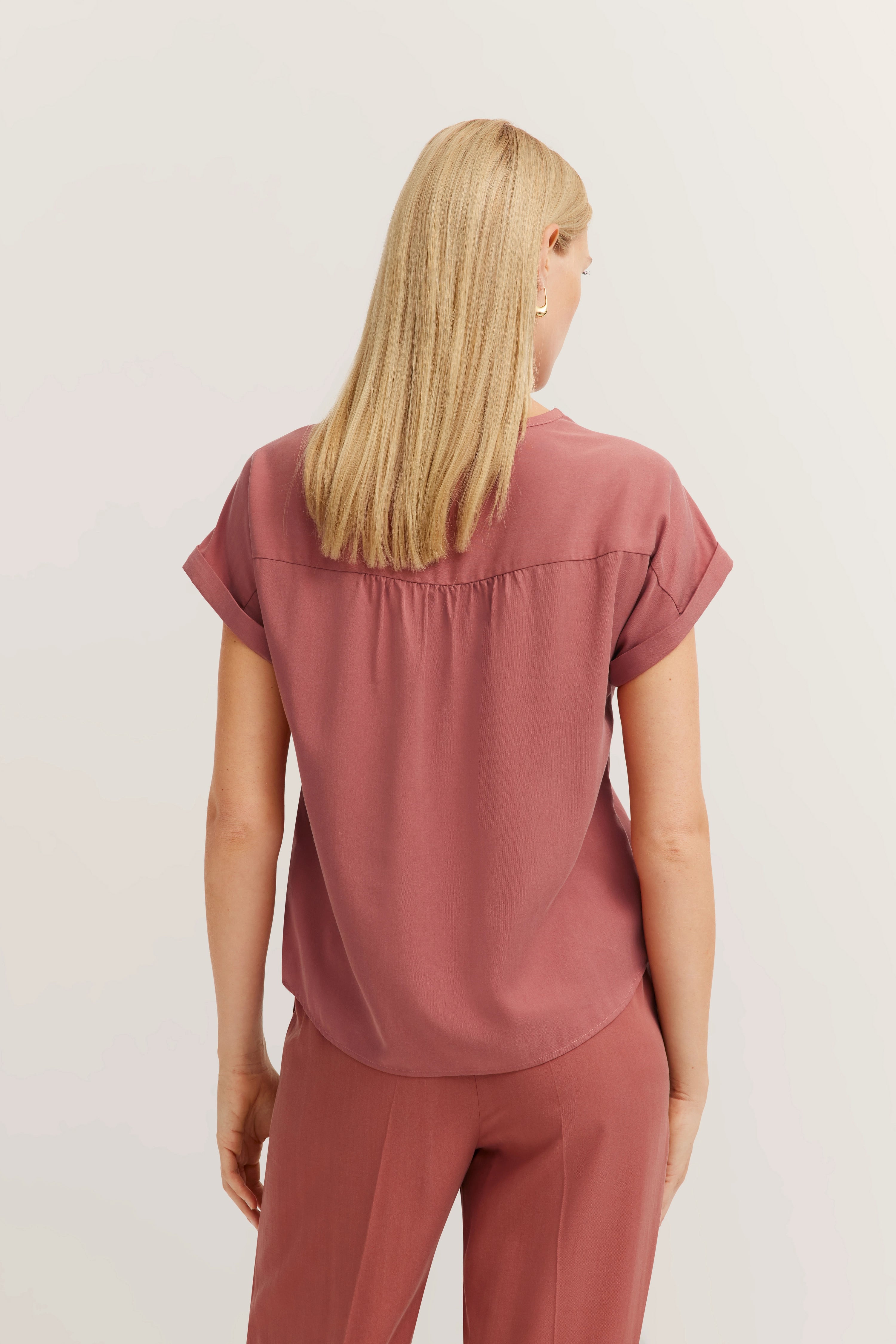 Blouse en broek in oudroze, achterkant model, casual styling, bugatti.