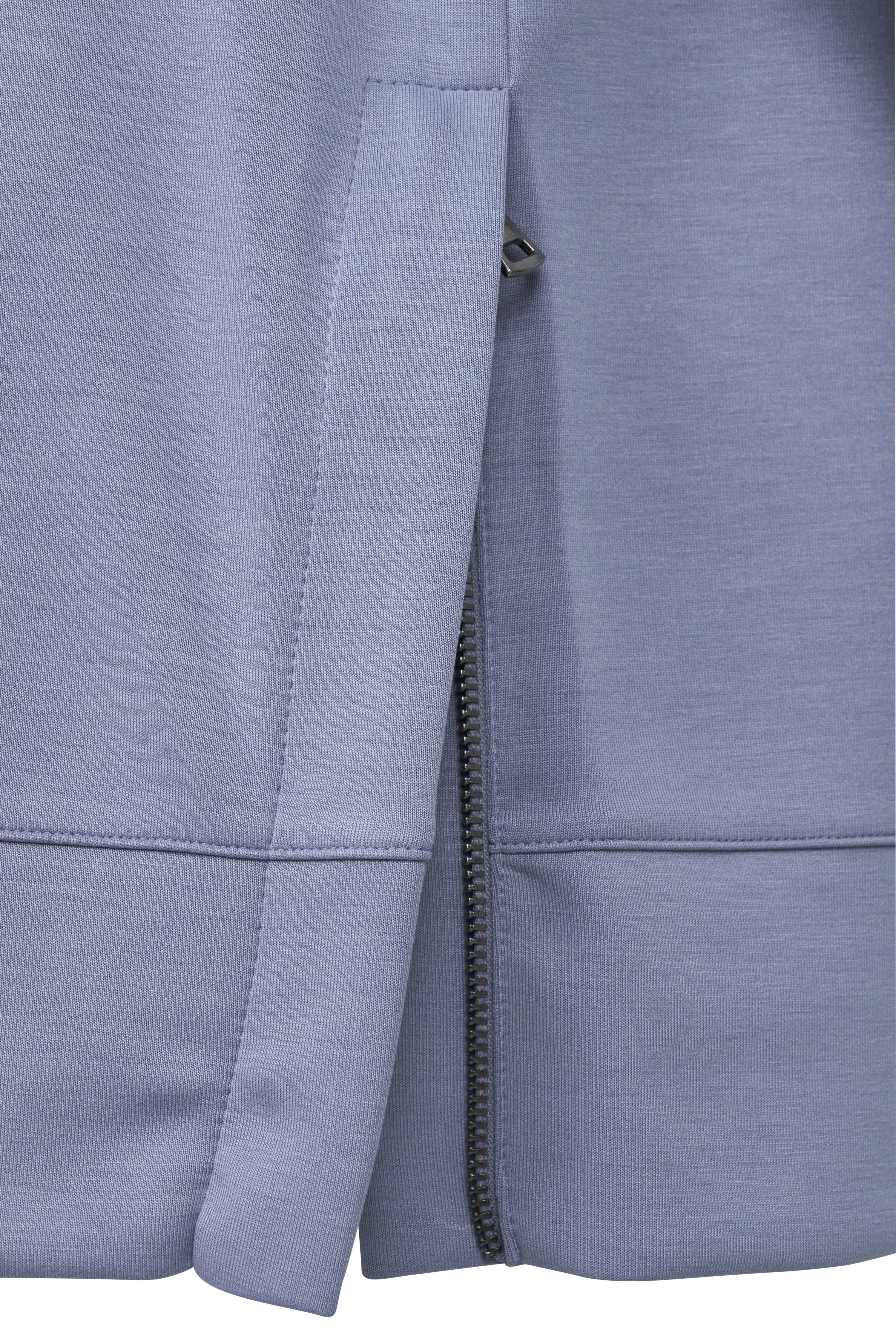 Blauwe bugatti-jas met ritssluiting, detailopname.