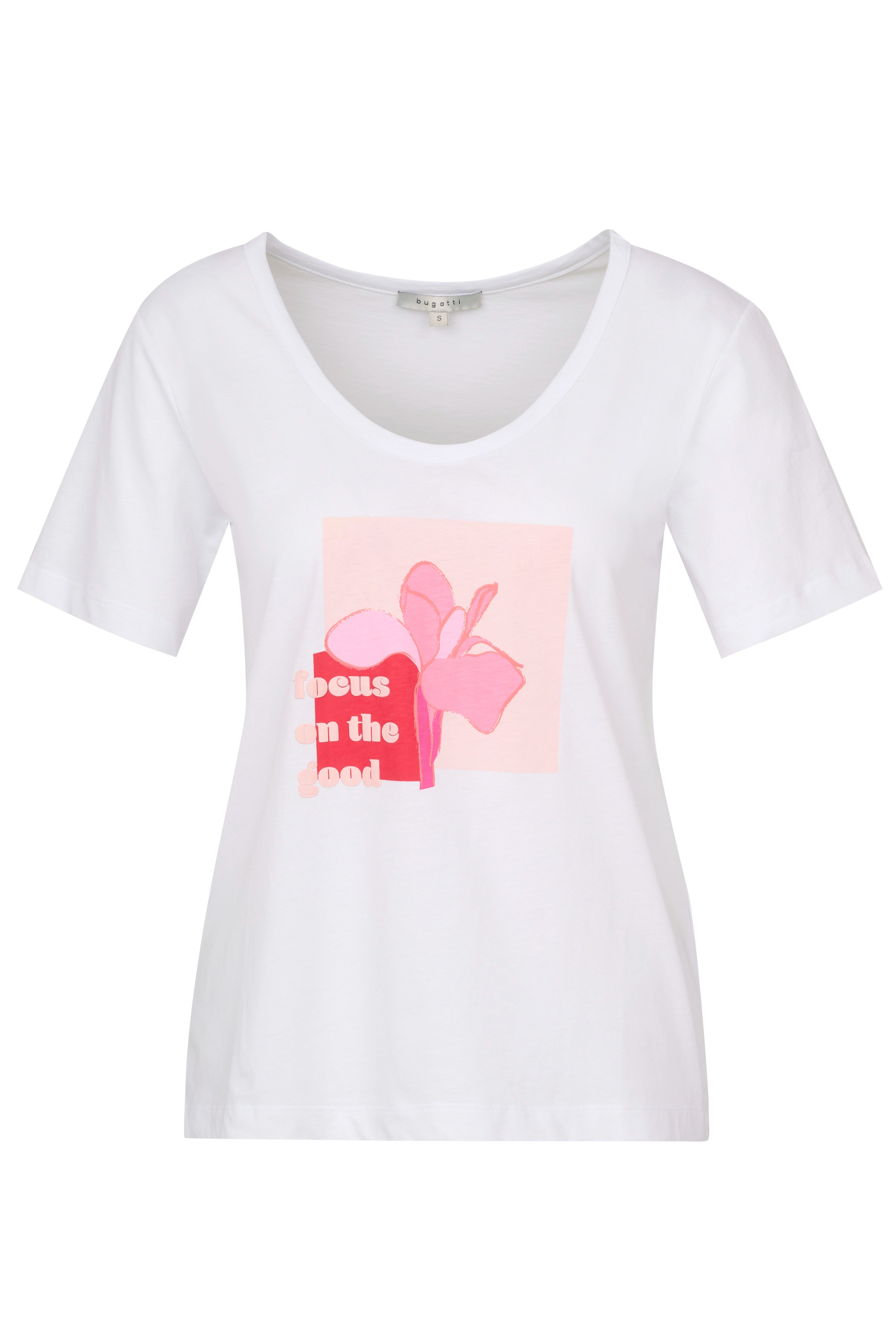 Weiße bugatti Bluse mit rosa Grafik und Text, legeres Büstenbild.