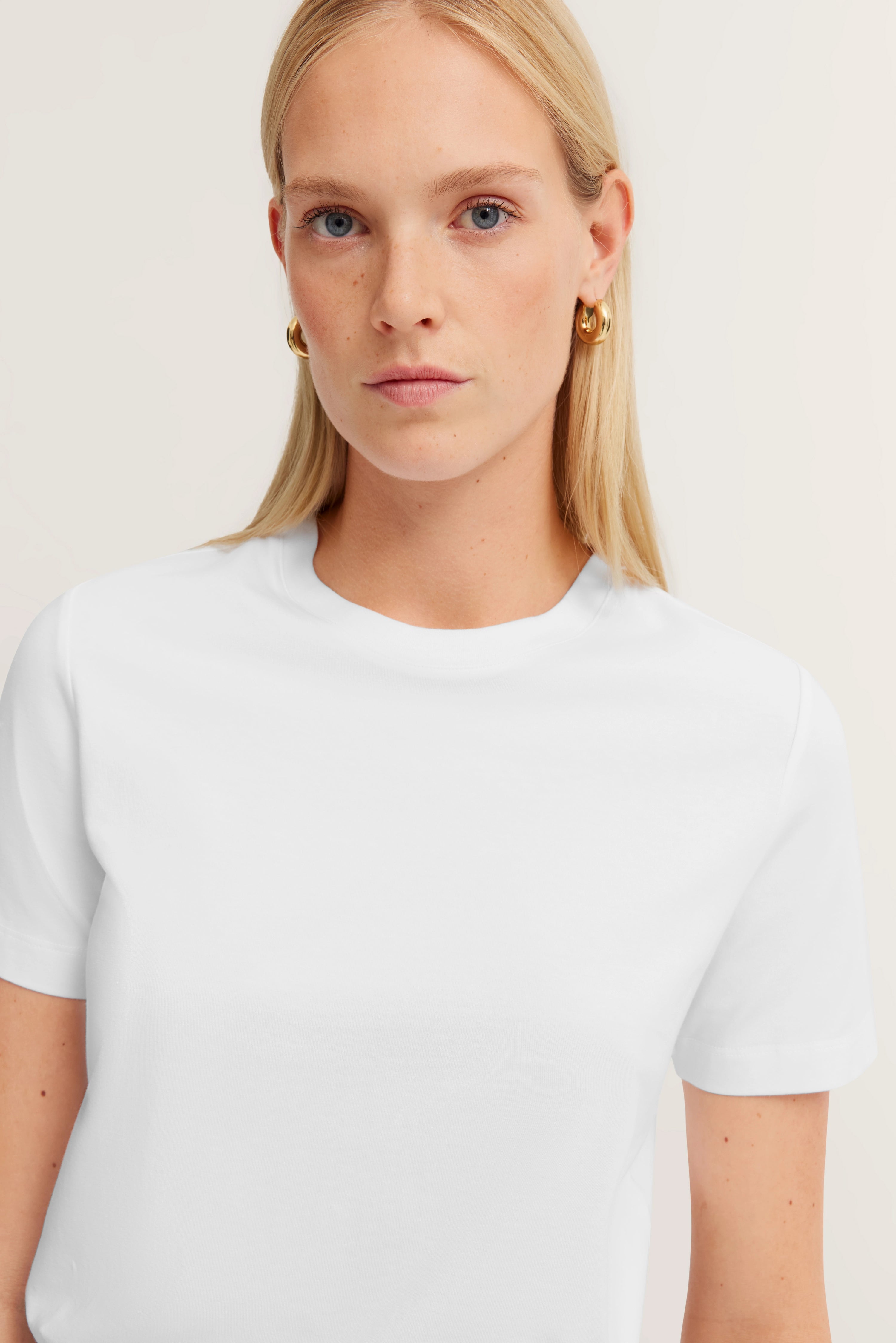 Weißes T-Shirt von bugatti auf Model, klassischer Schnitt, legeres Büstenbild.