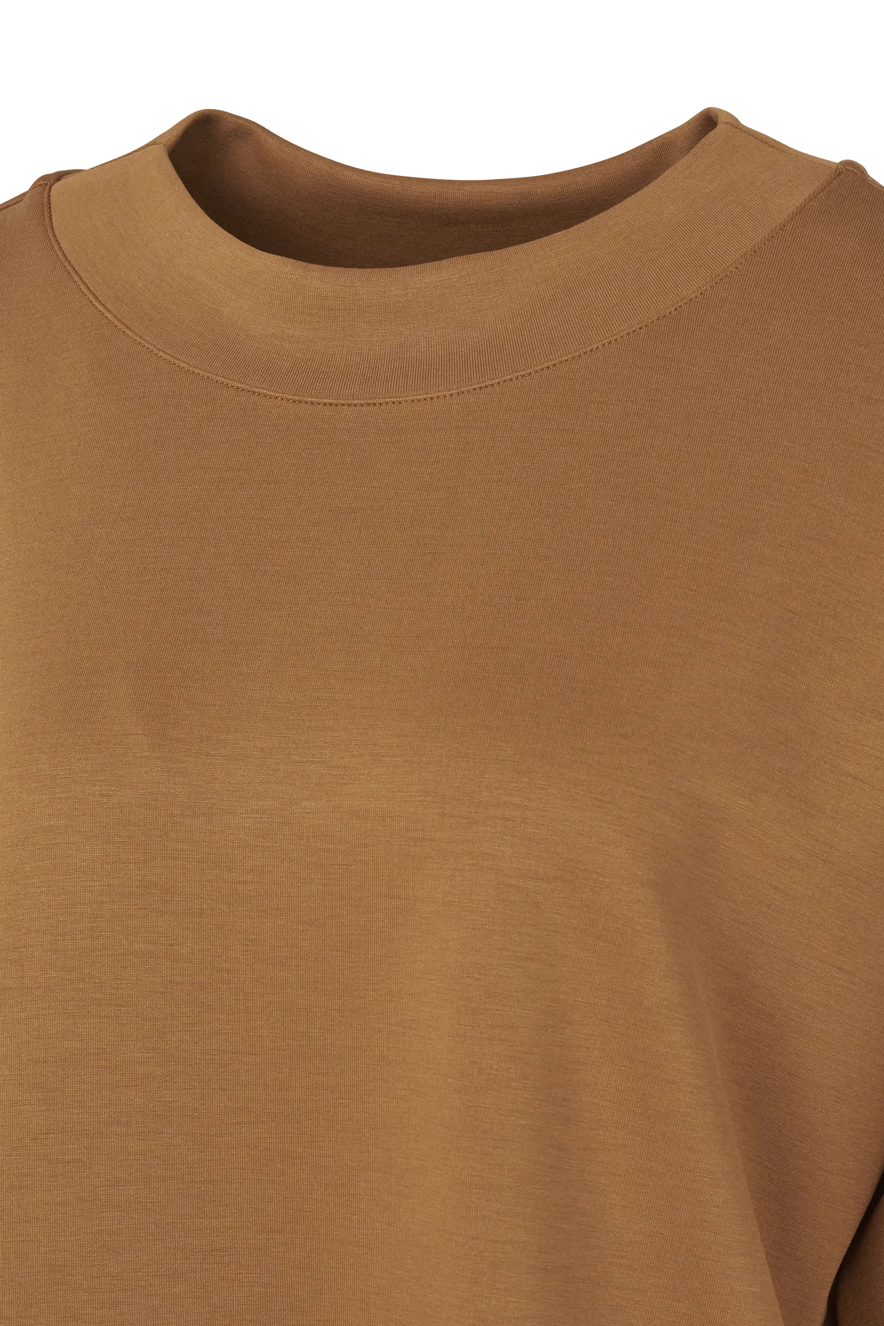 Bruin bugatti T-shirt, detailaanzicht, gemaakt van zacht materiaal.