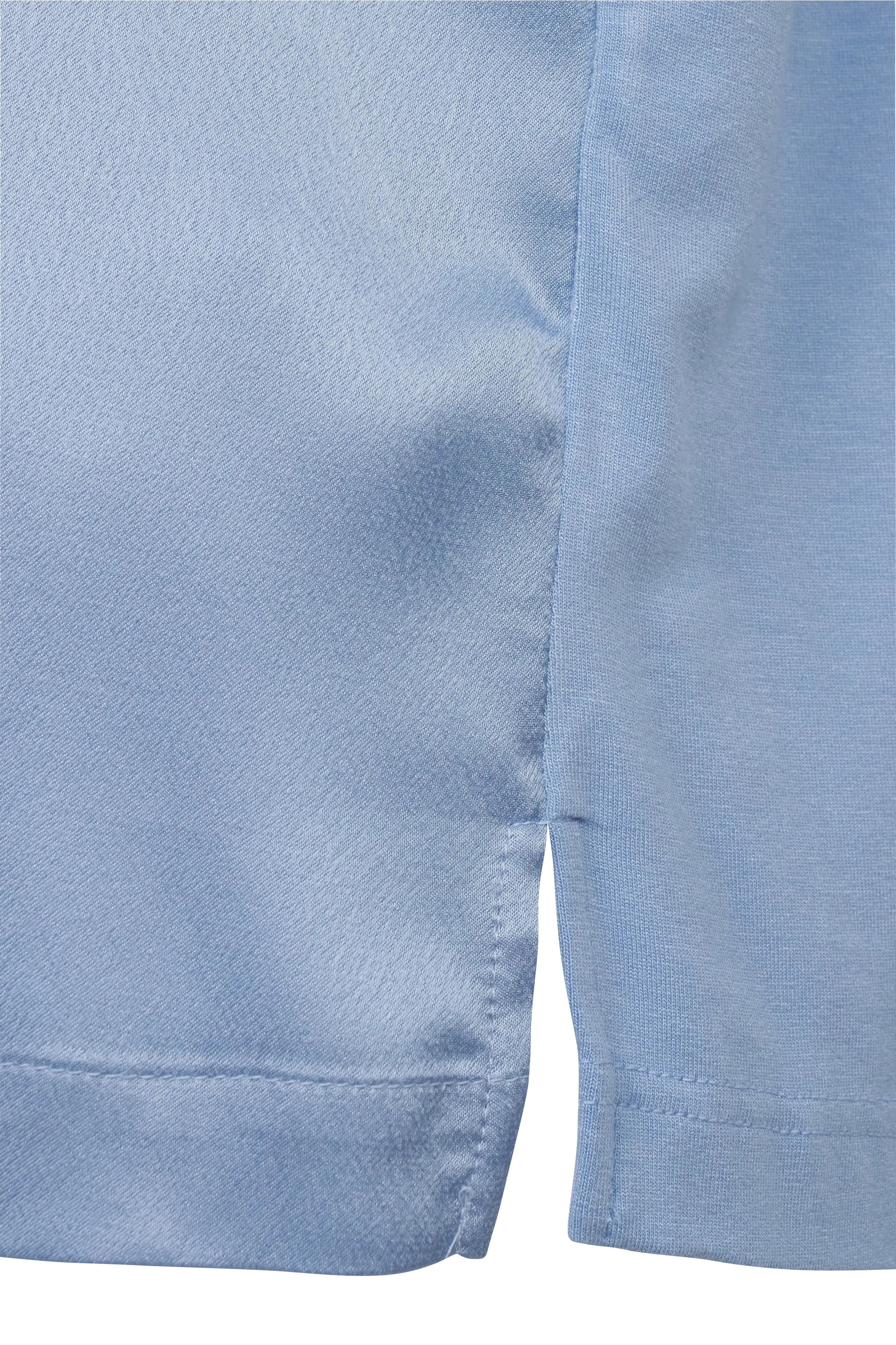 Nahaufnahme eines hellblauen bugatti-Hemdes aus hochwertigem Material.