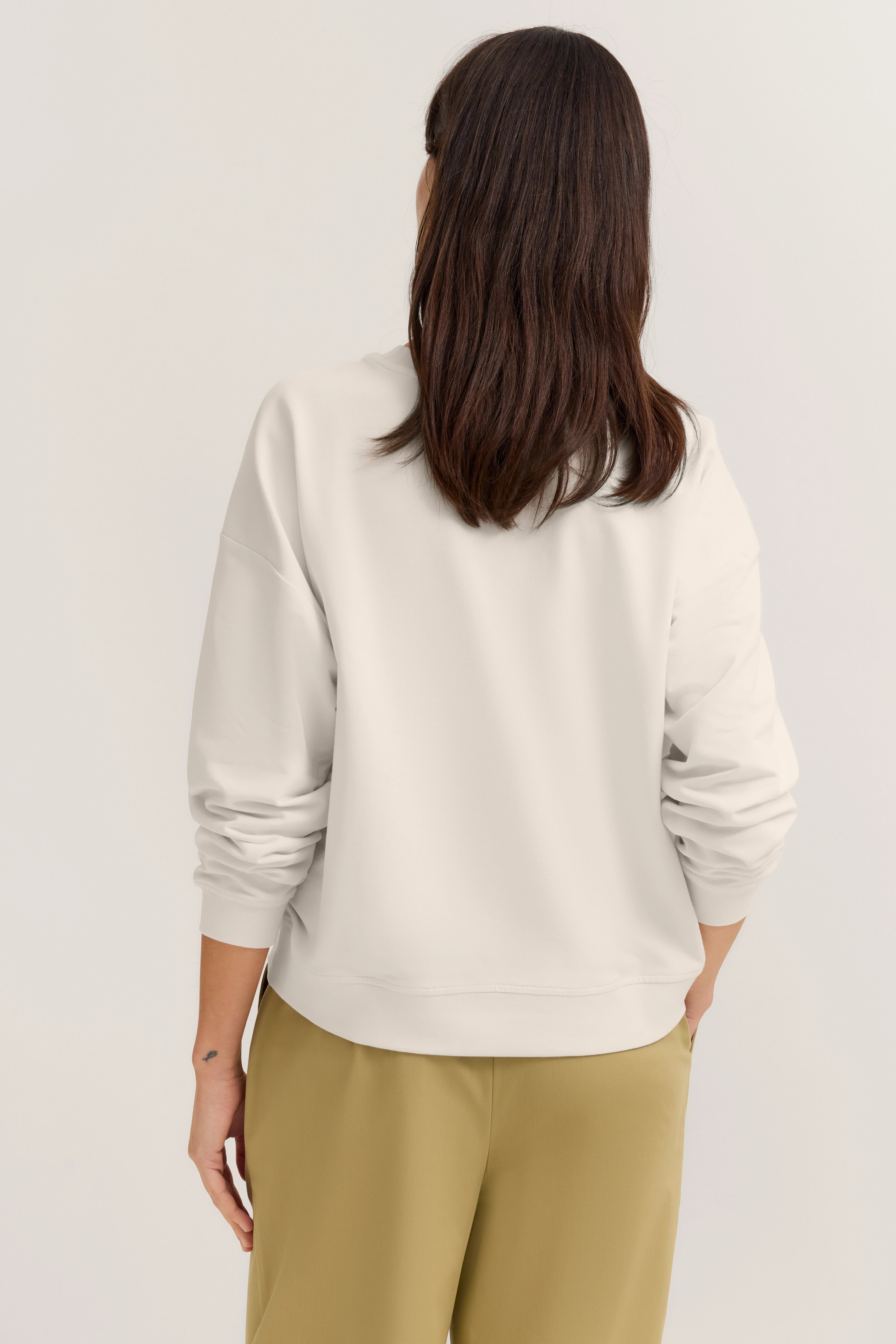  Model frontal stehend.