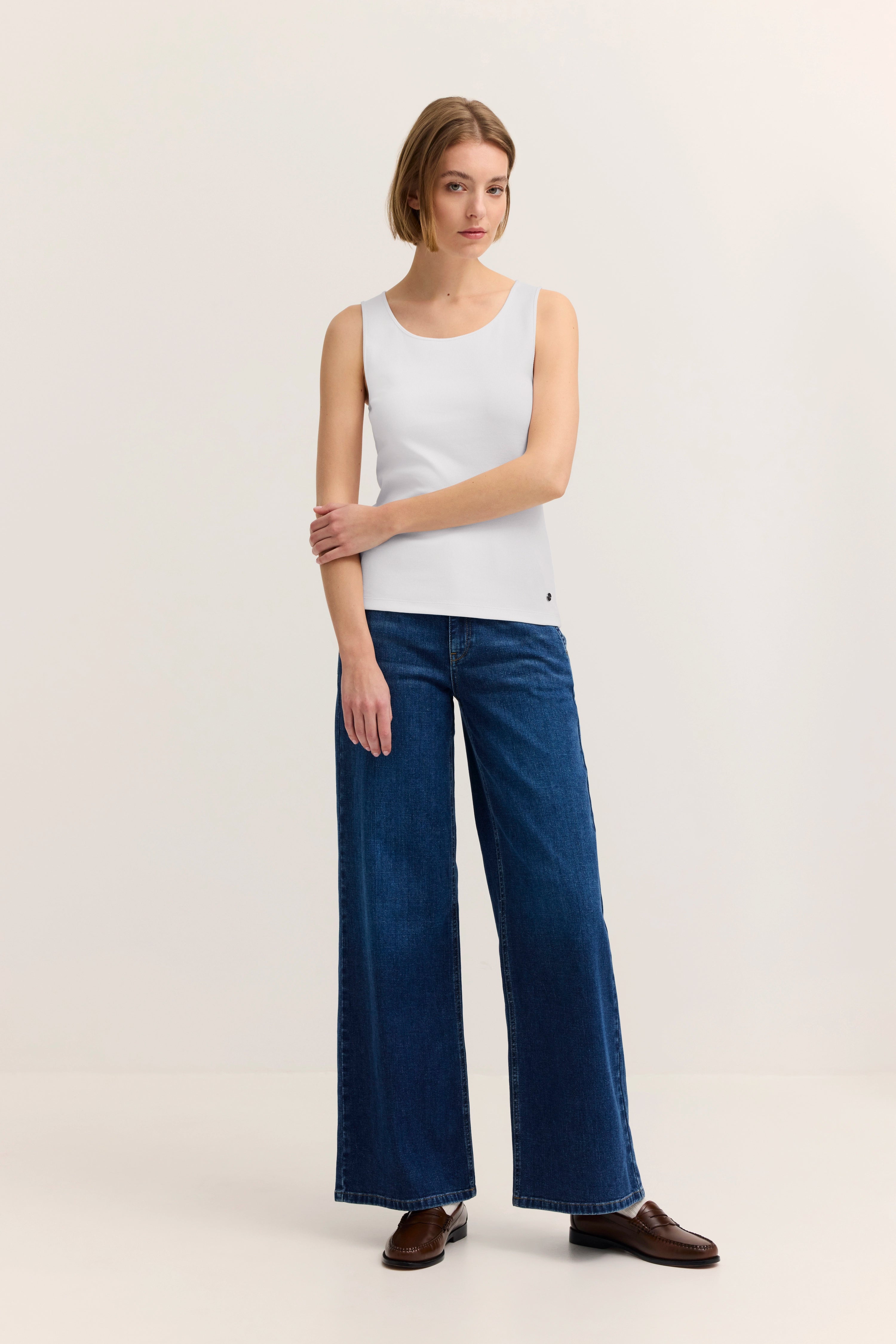 Weiße ärmellose Bluse, blaue Jeans, braune Schuhe