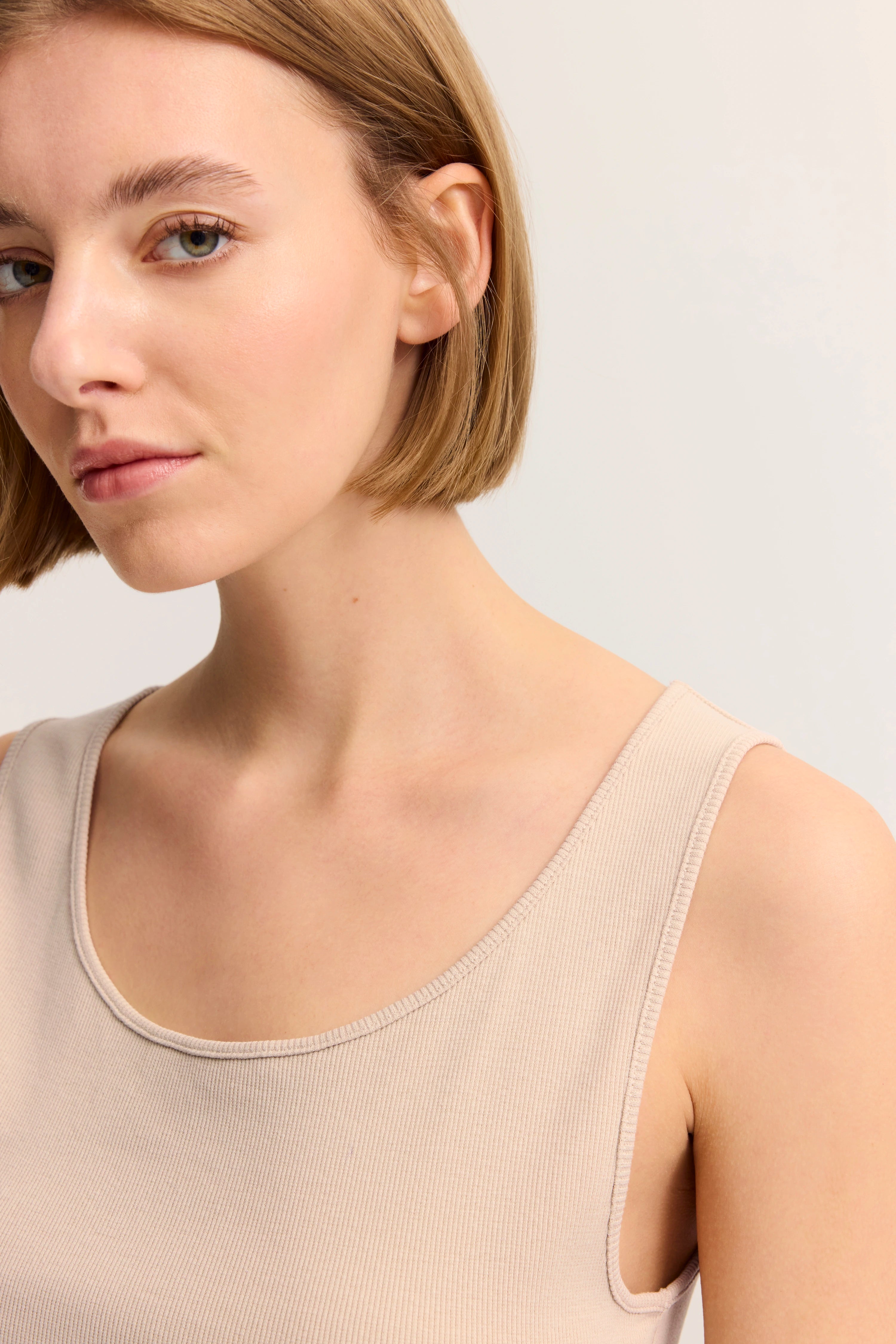 Beiges ärmelloses Top, Büstenbild, minimalistisch und elegant, bugatti Stil.