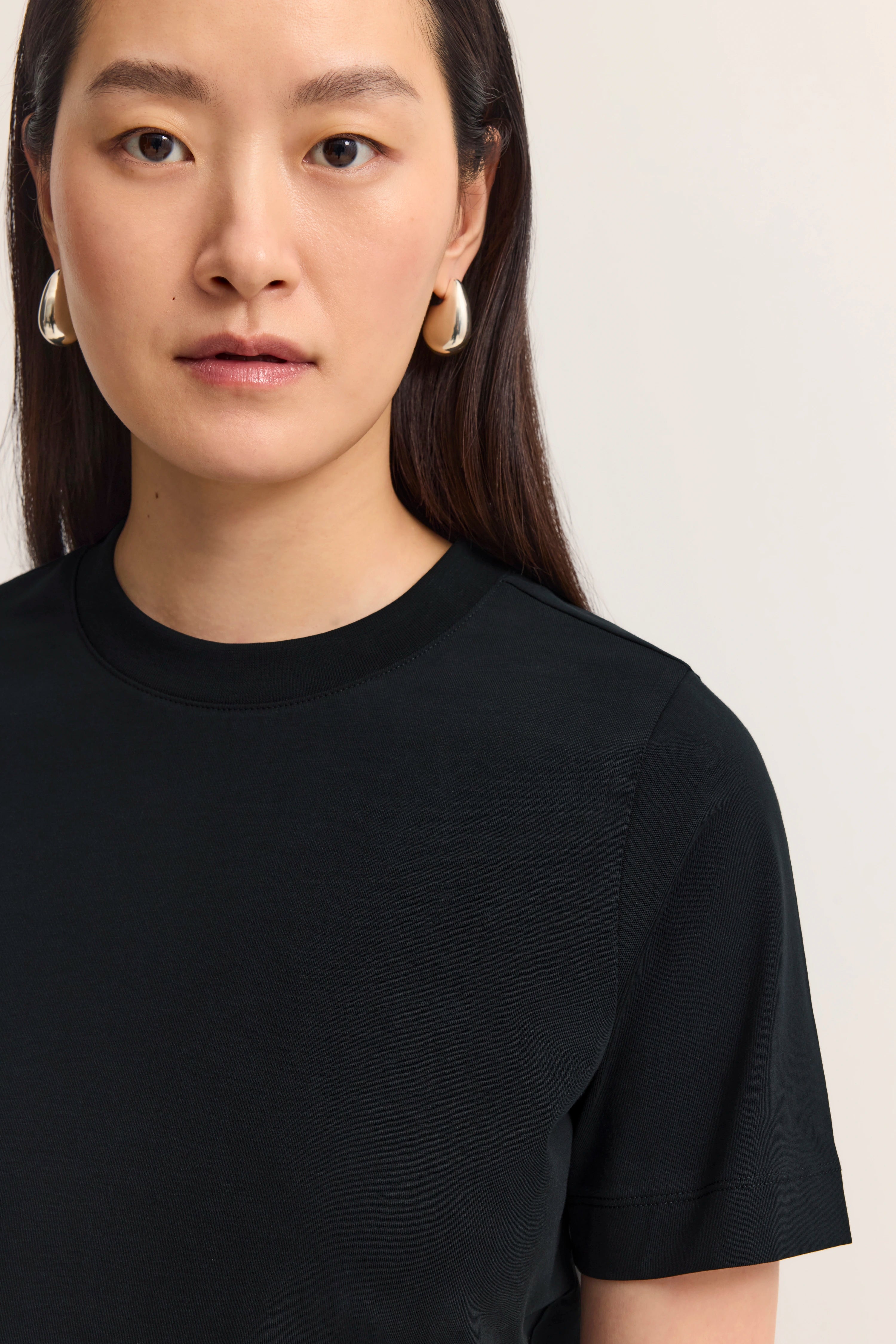 Schwarzes T-Shirt von bugatti, Modelbild, frontales Portrait ohne Posing, schlicht und elegant.