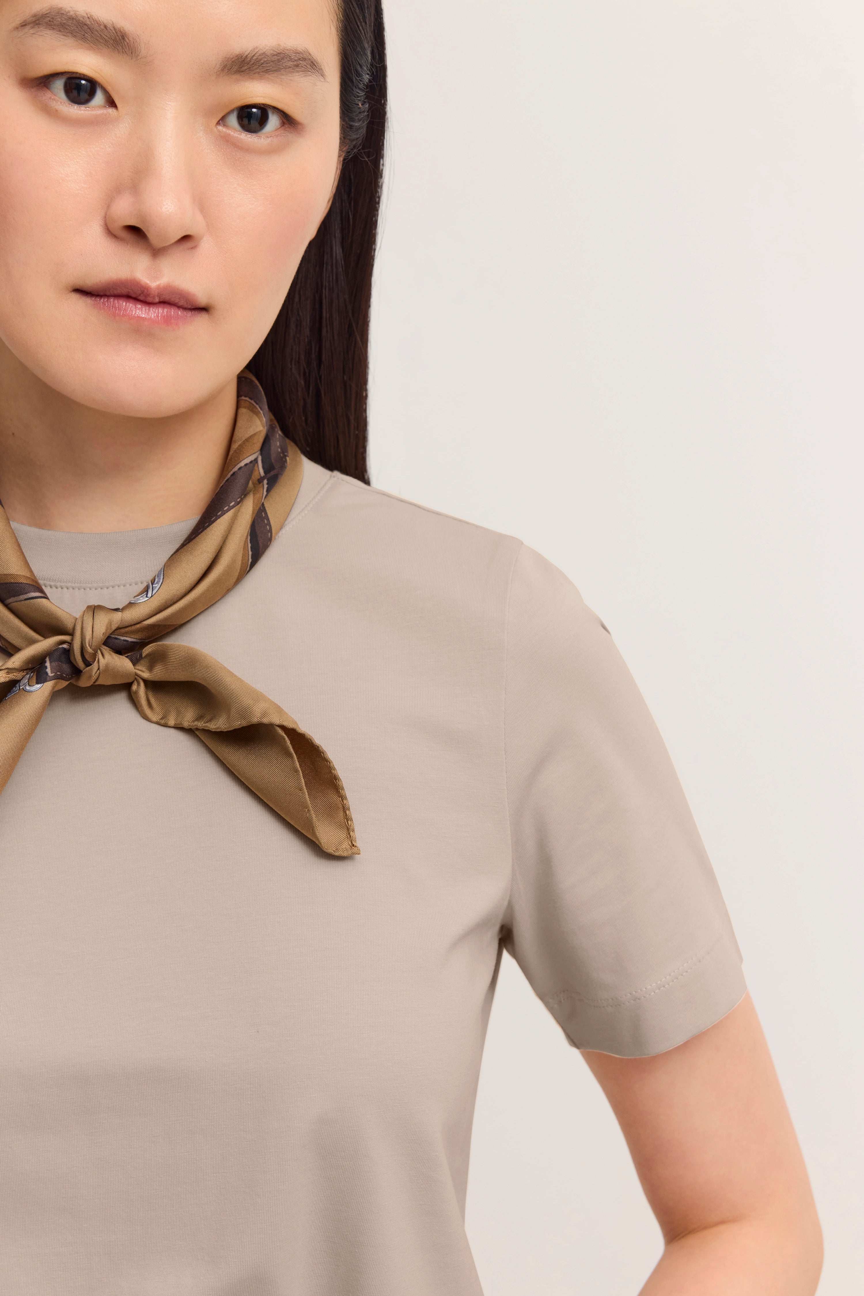 Beige T-Shirt und braunes Halstuch, Büstenbild, bugatti Stil.