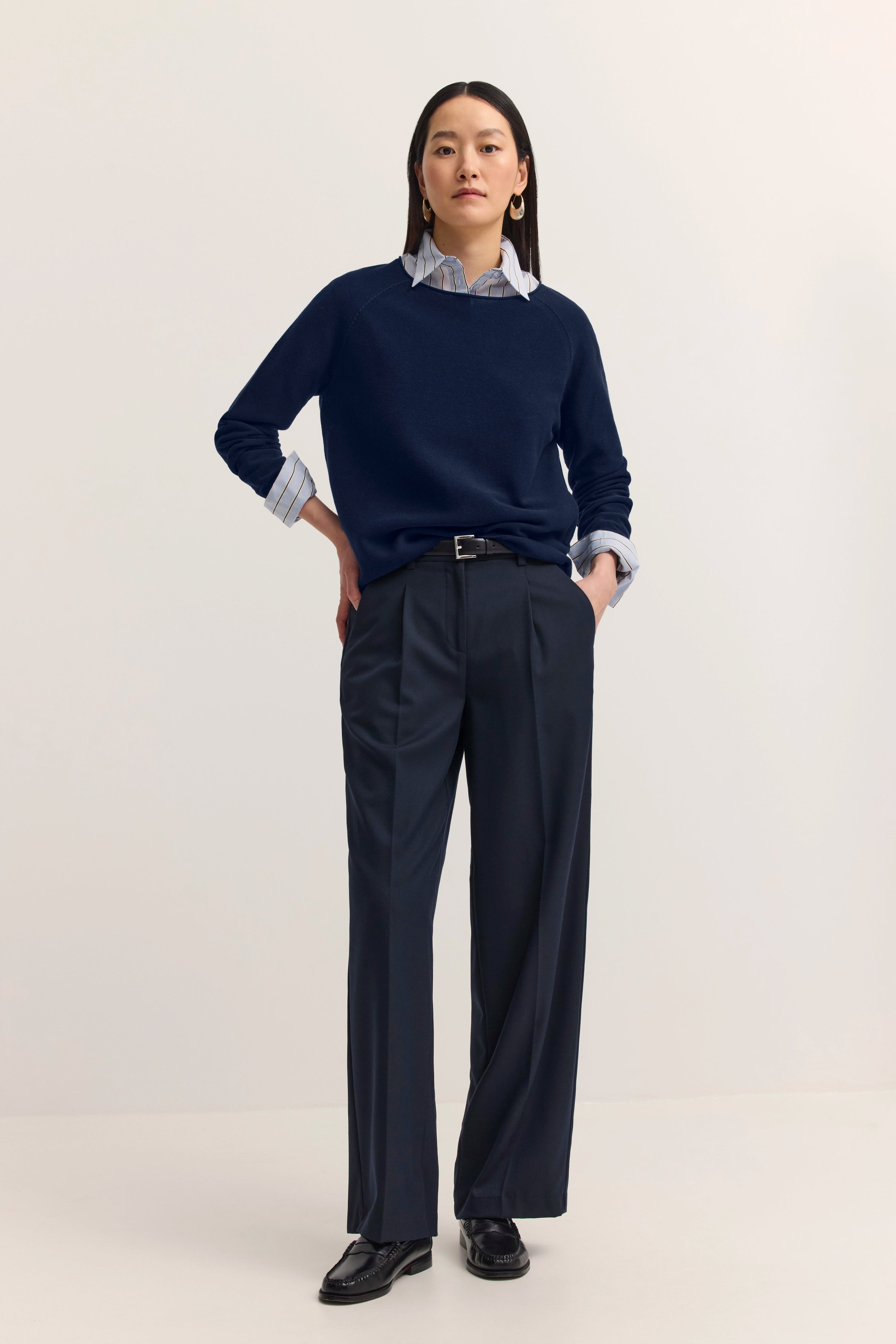 Navy Pullover und gestreiftes Hemd kombiniert mit Anzughose, Detailaufnahme, legeres Modell.