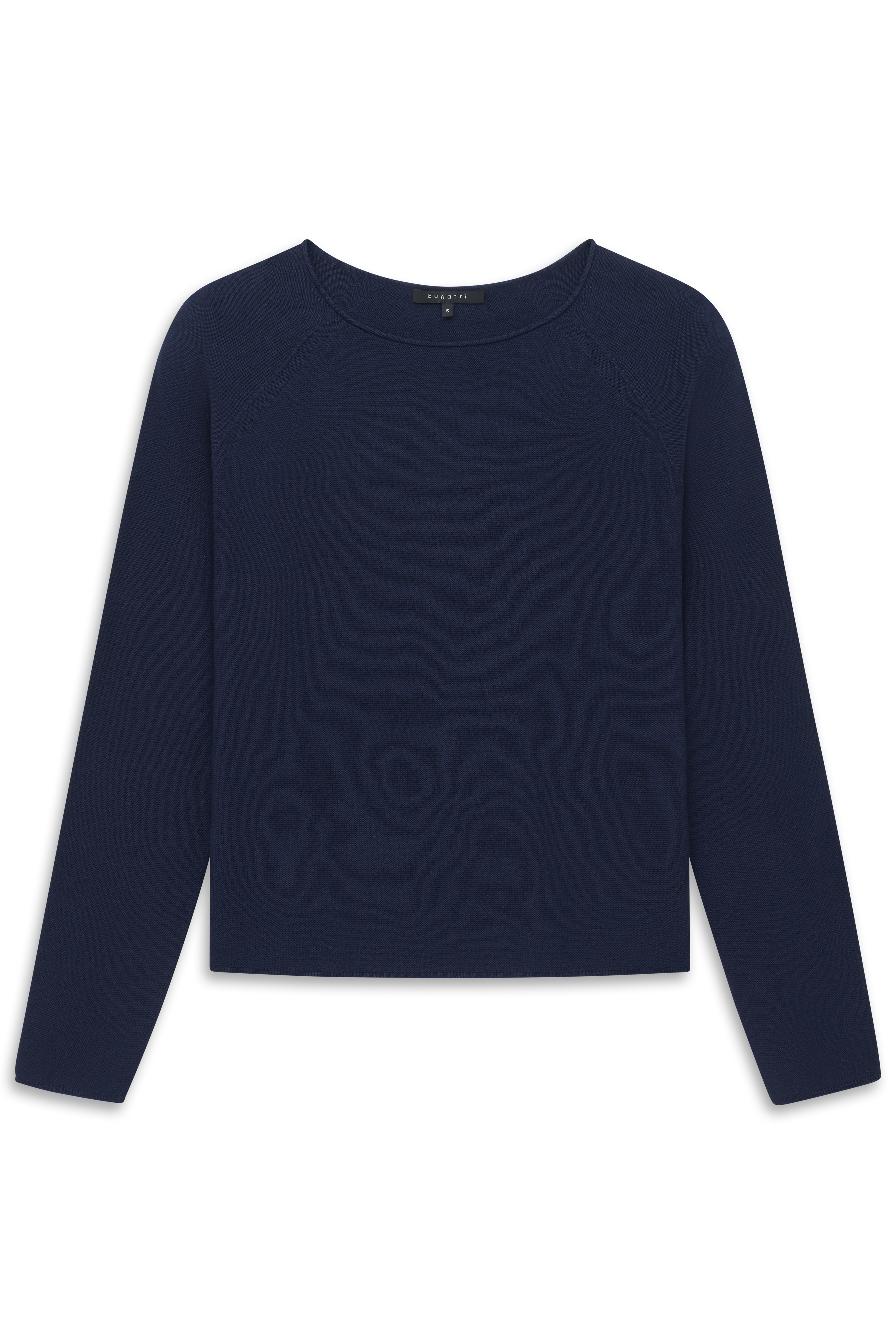 Model in navy Pullover, gestreiftes Hemd und schwarze Hose. Hände in den Taschen, entspannte Haltung.