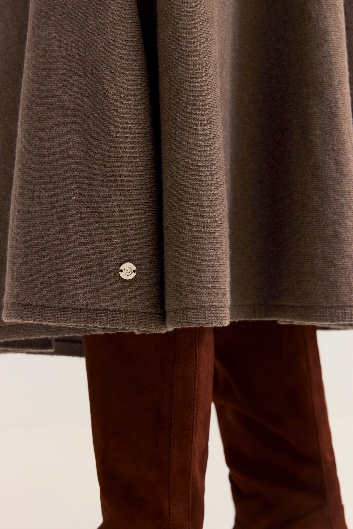 Brauner Rock über braunen Stiefeln, Detailaufnahme, bugatti Stil.