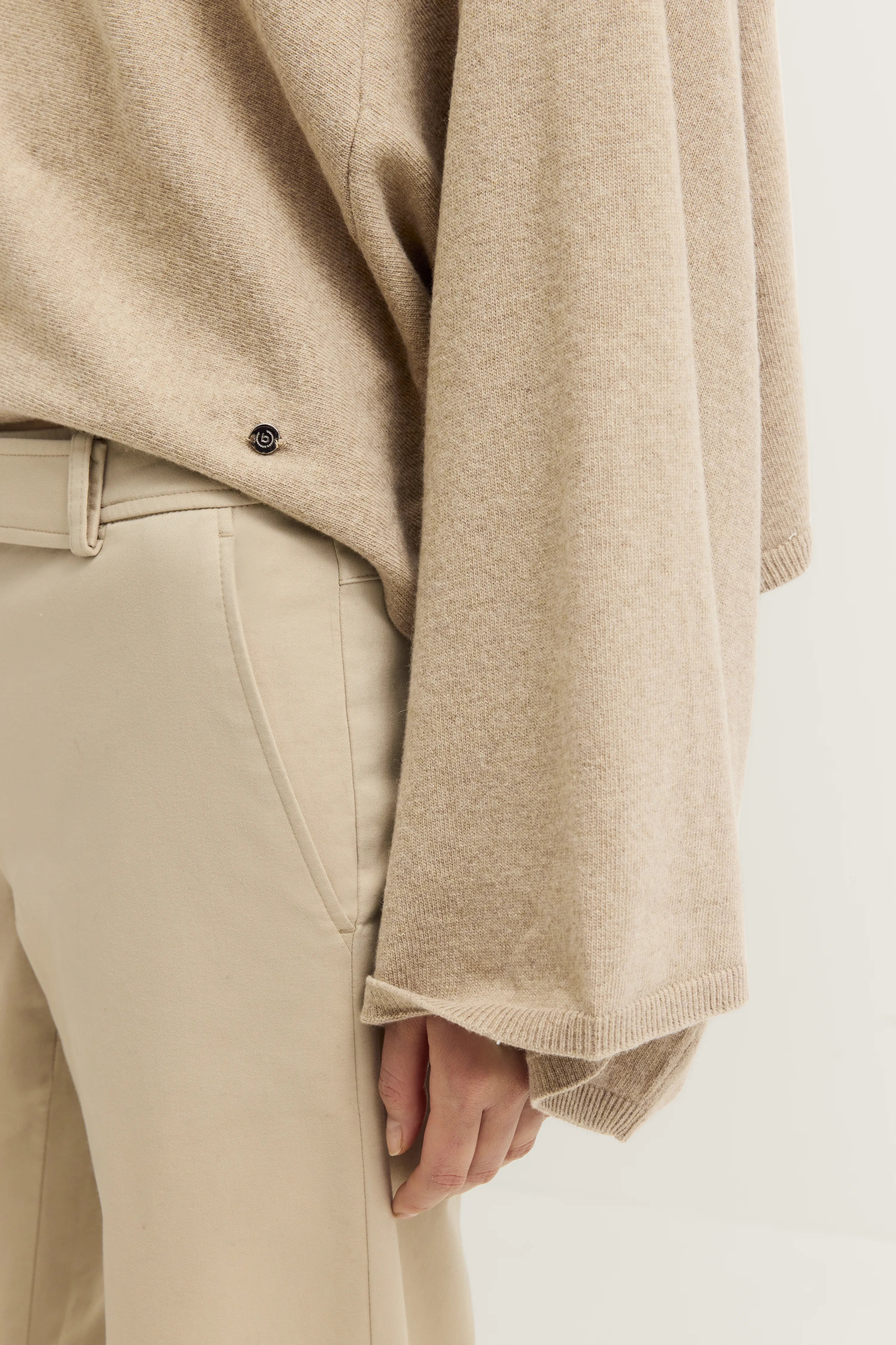 Beigefarbener bugatti-Pullover mit langer Ärmel und beigefarbener Hose, legeres Detailbild.