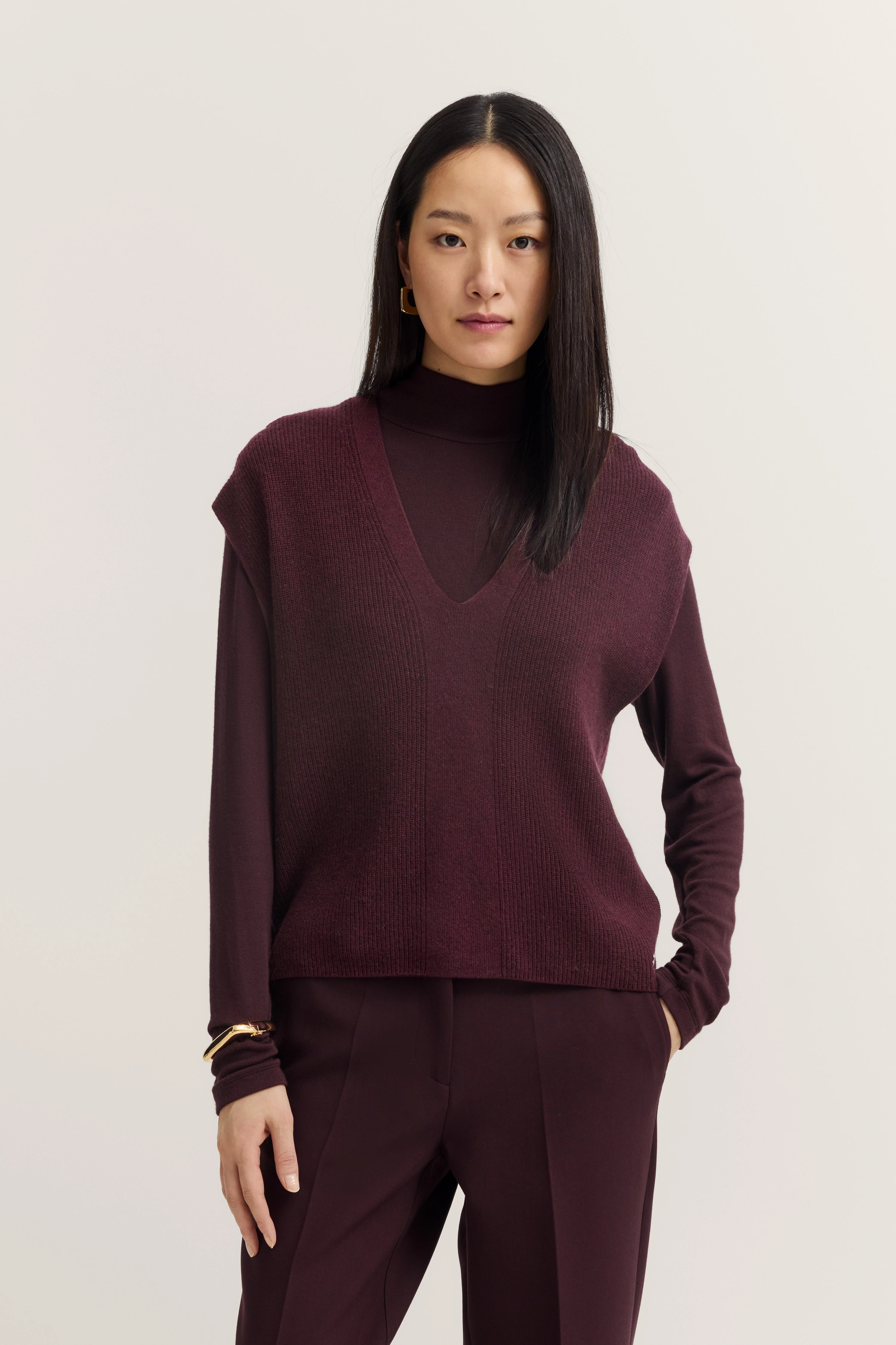 Bordeauxroter Pullover und Hose, Modelbild, entspannter Stand, bugatti Stil.