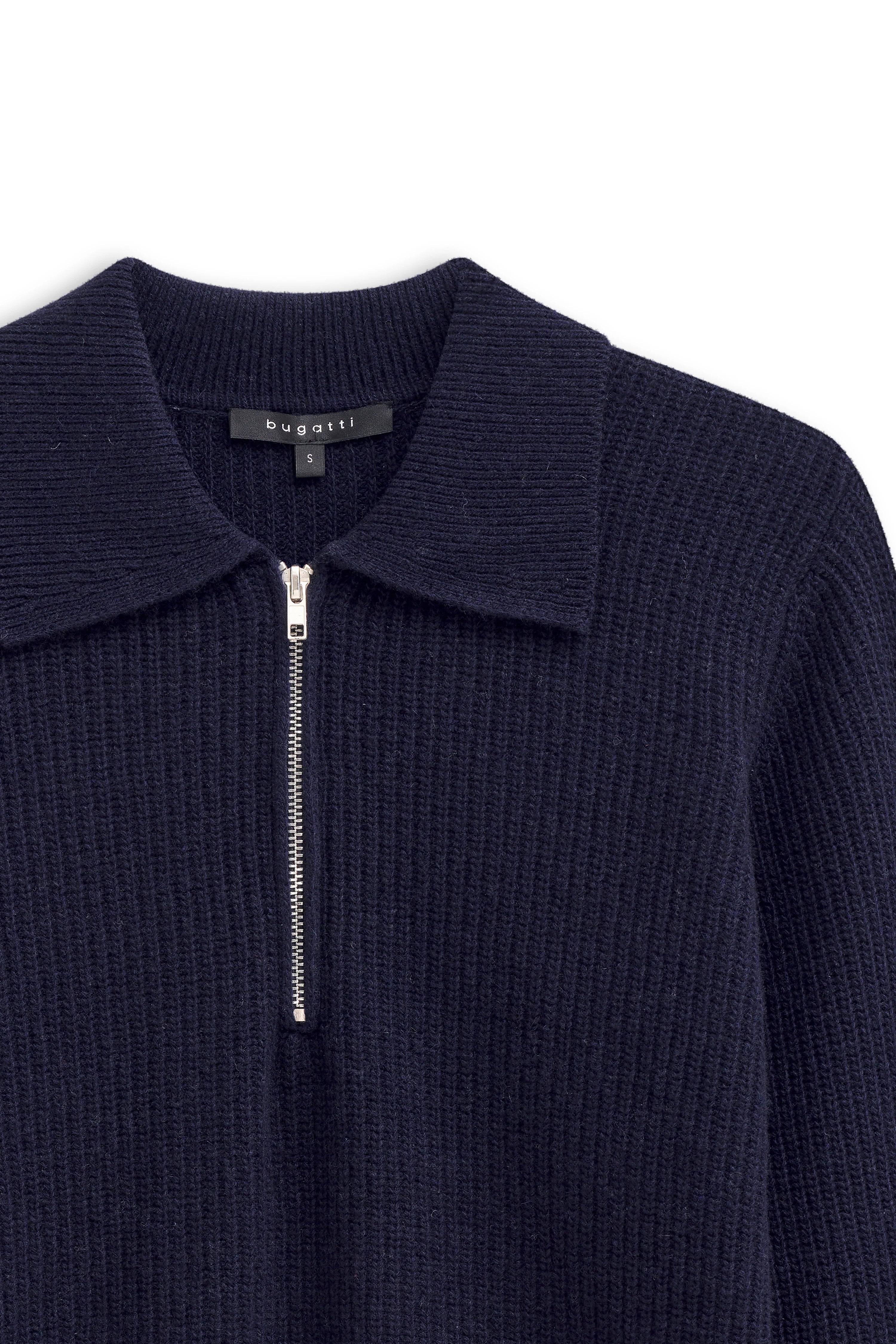 Dunkelblauer bugatti Pullover mit Reißverschluss, Büstenbild.