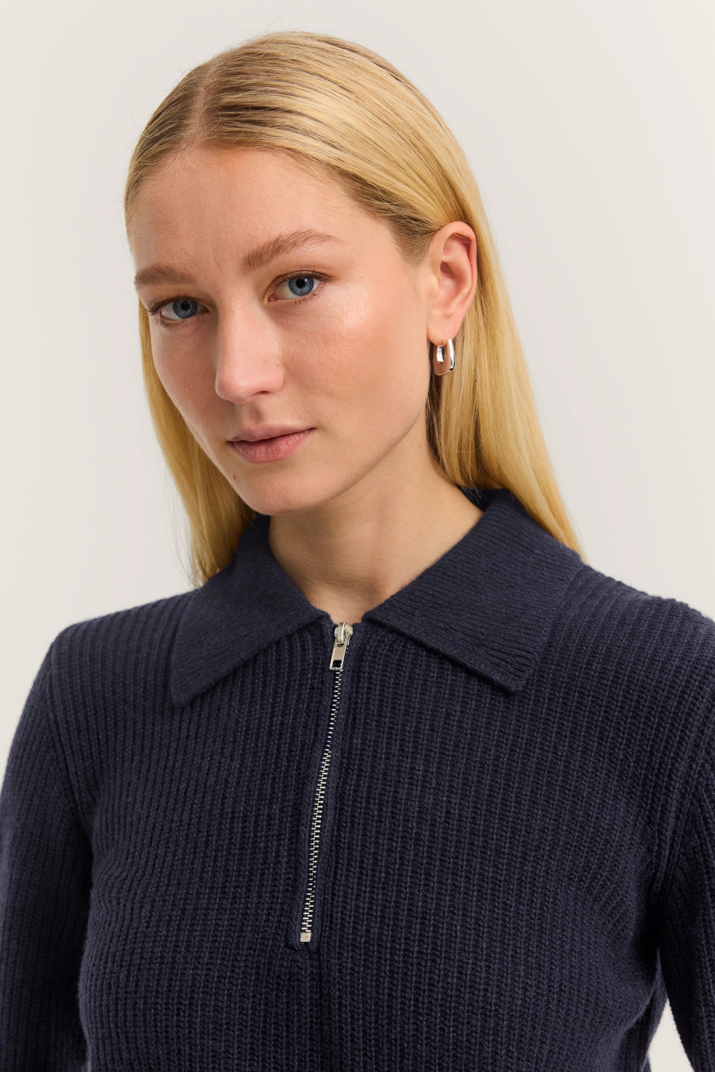 Blaues Strickoberteil mit Reißverschluss und Kragen, Büstenbild, eleganter Look, bugatti Stil.