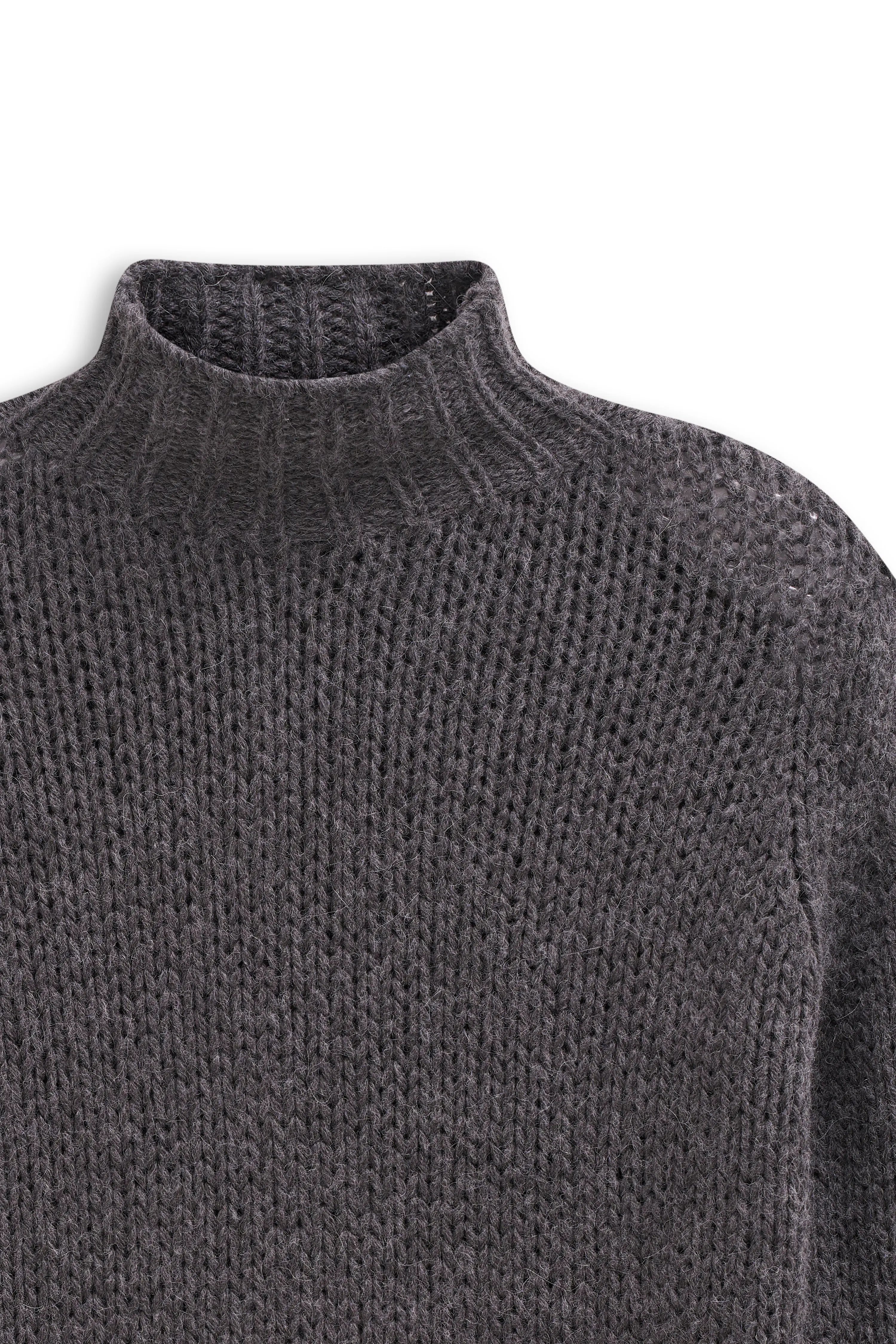 Grauer Strickpullover von bugatti, Büstenbild, grobes Muster, hoher Kragen, stilvoll und elegant.