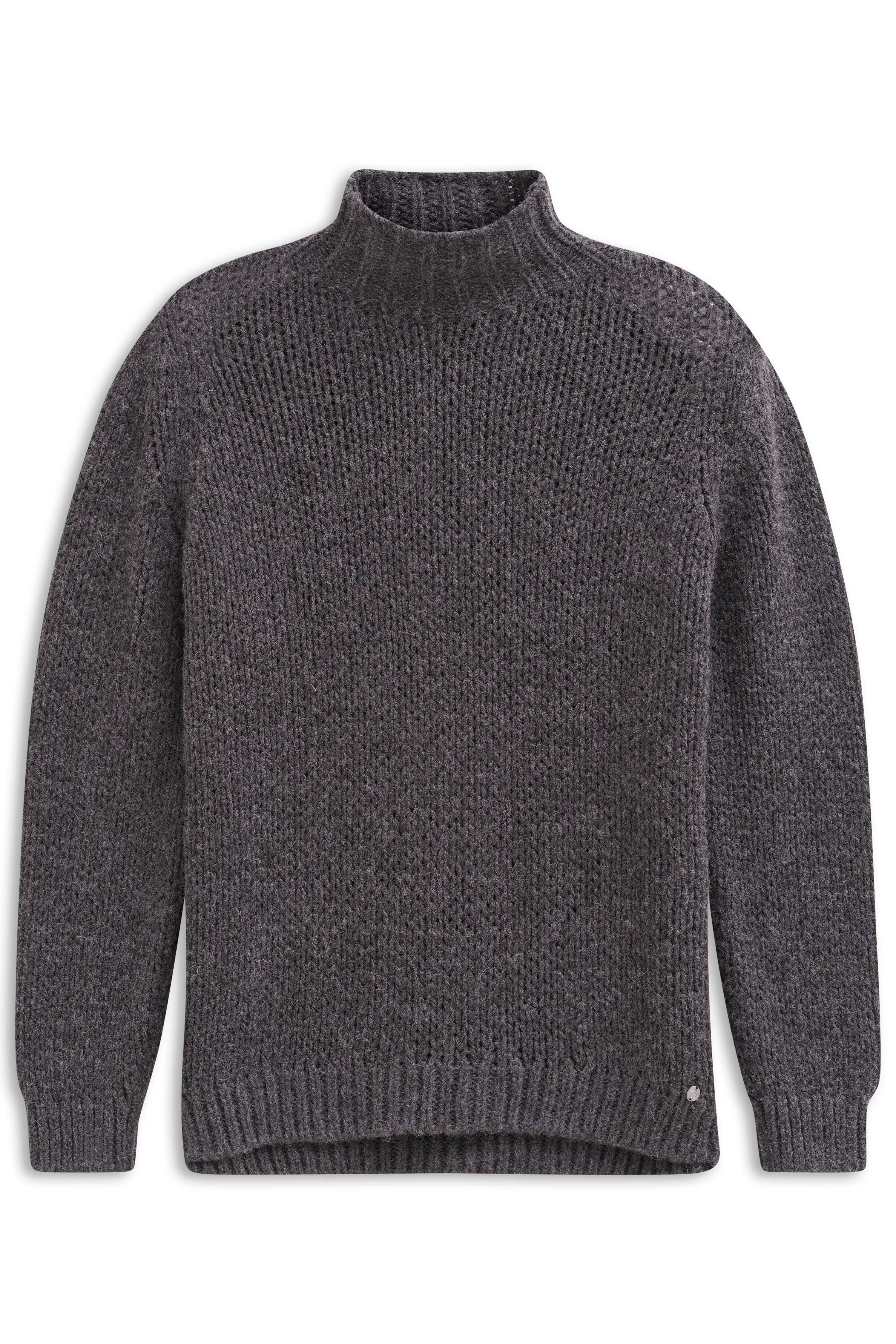 Grauer Strickpullover mit Stehkragen, Model von hinten, entspannte Haltung.