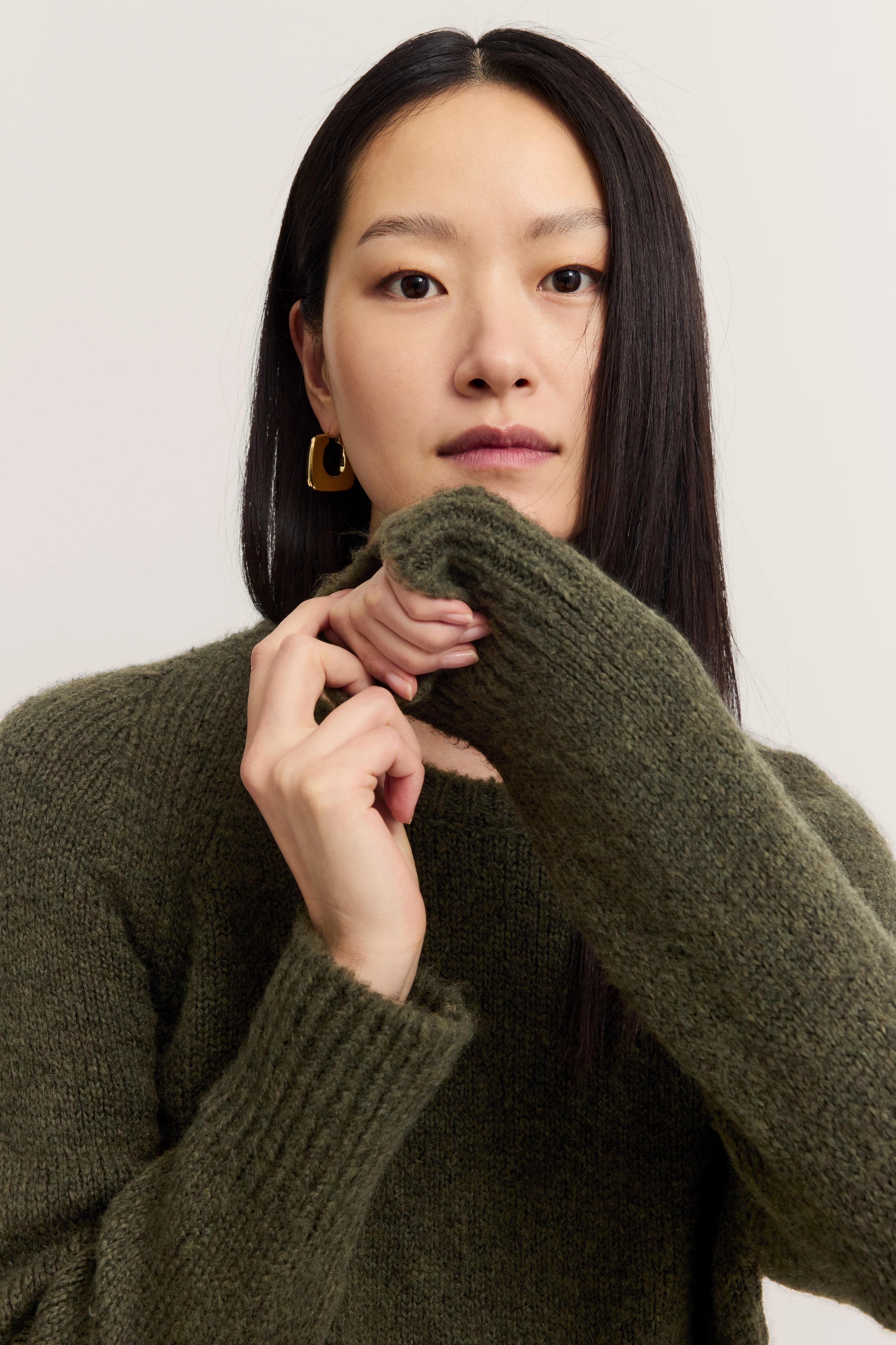 Grüner Strickpullover, Modelbild, lässige Pose, bugatti Stil.