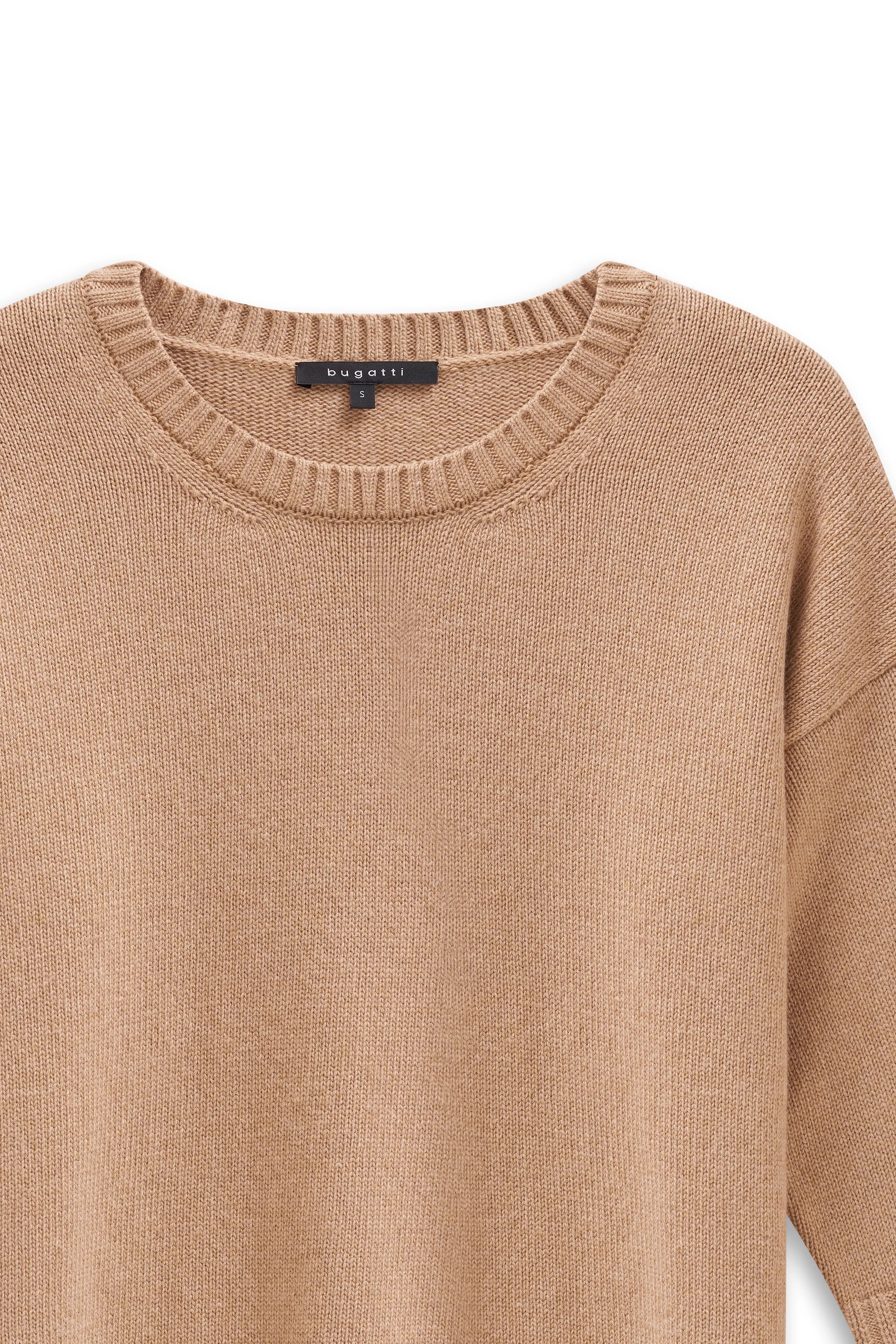 Beigefarbener bugatti Pullover, Büstenbild, aus feinem Strick mit Rundhalsausschnitt.