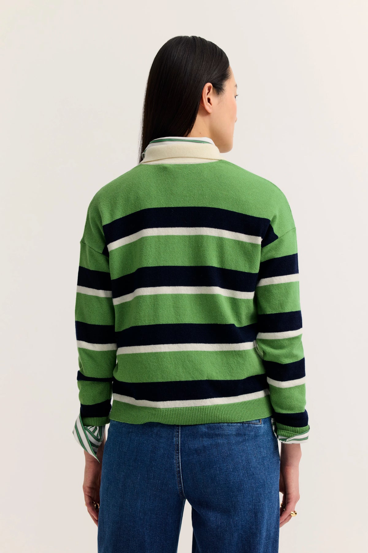 Grüner gestreifter Pullover von bugatti, Modelbild von hinten, lässige Pose.