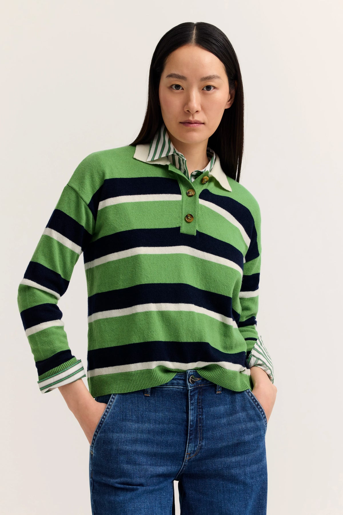 Grüner und blauer Streifenpullover von bugatti, Modelbild, lockere Haltung.
