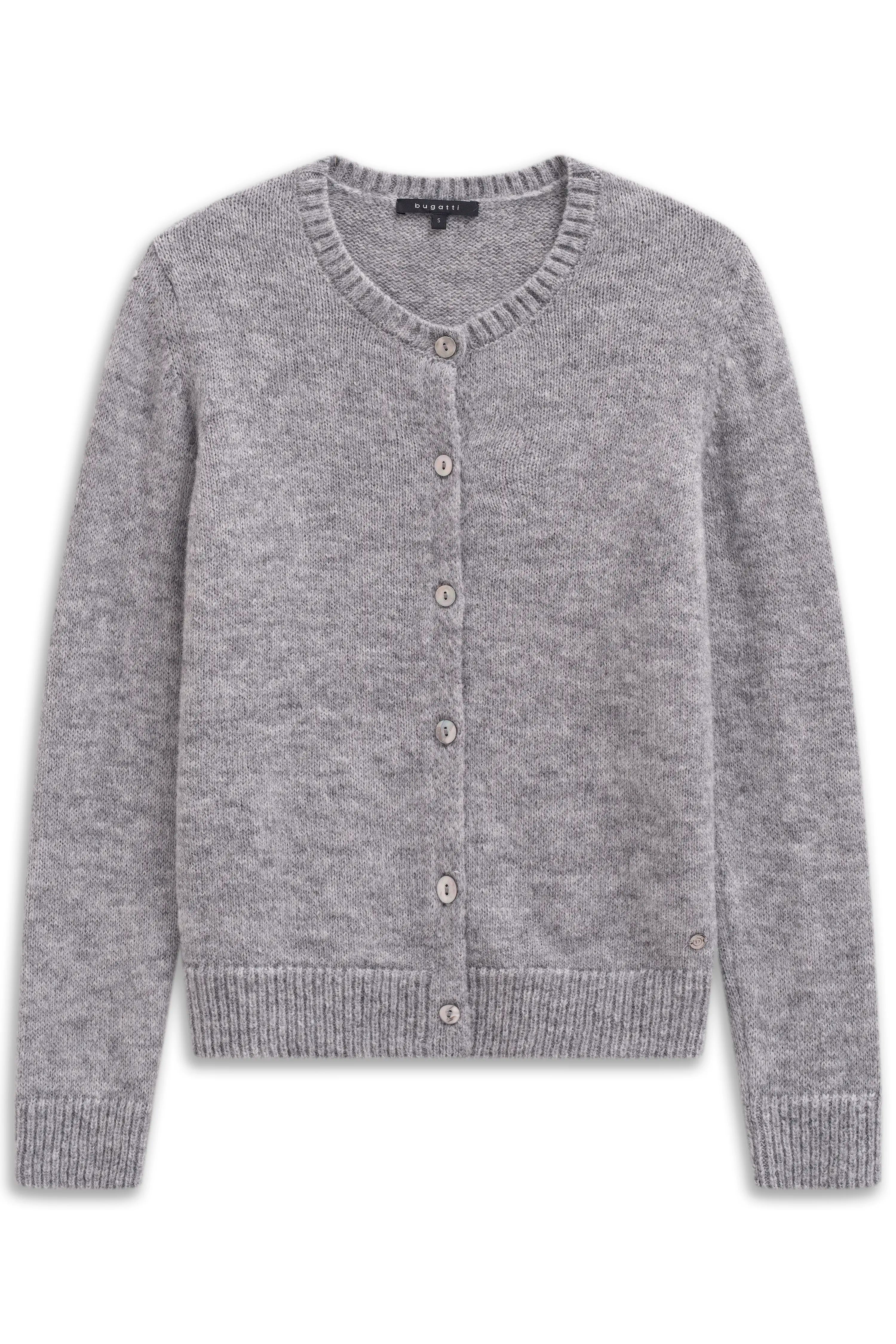 Grijze bugatti cardigan, buste, zacht breisel, klassieke knoopsluiting, stijlvol en tijdloos.
