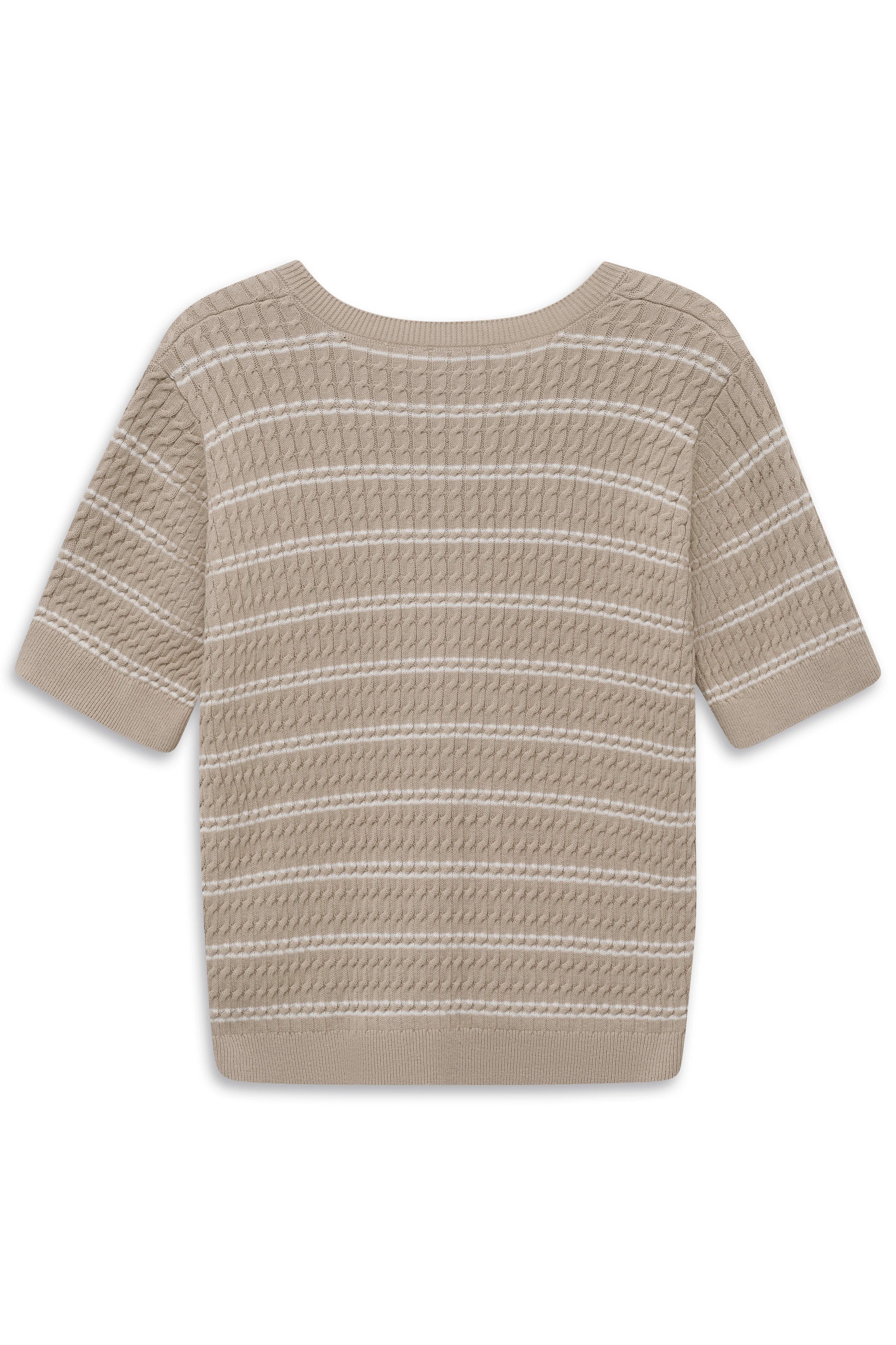 Beiges bugatti Strickshirt mit weißen Streifen, Modelbild von hinten, lässiges Posing.