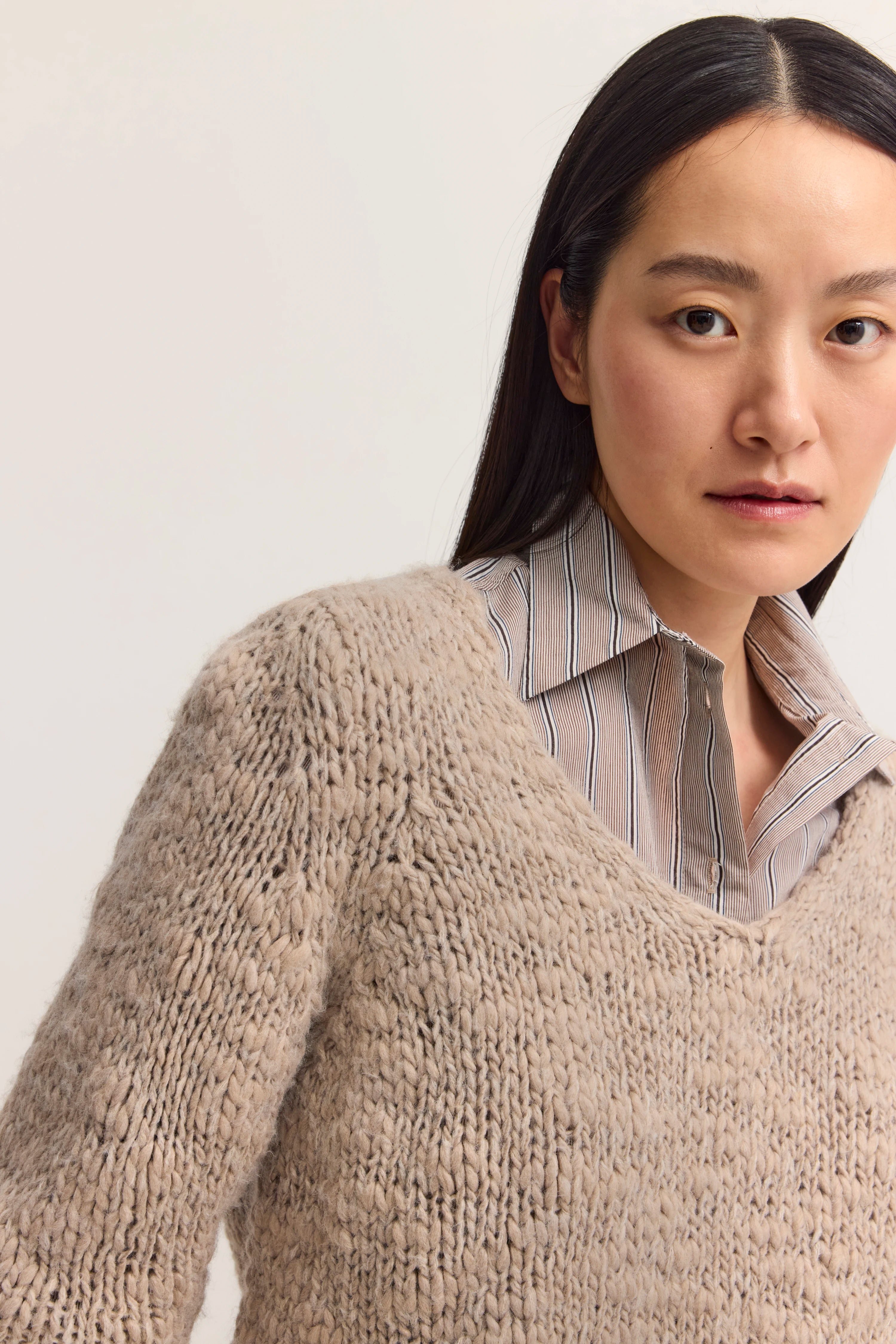 Beiger Strickpullover über gestreifter Bluse, Büstenbild, bugatti Stil und Raffinesse.