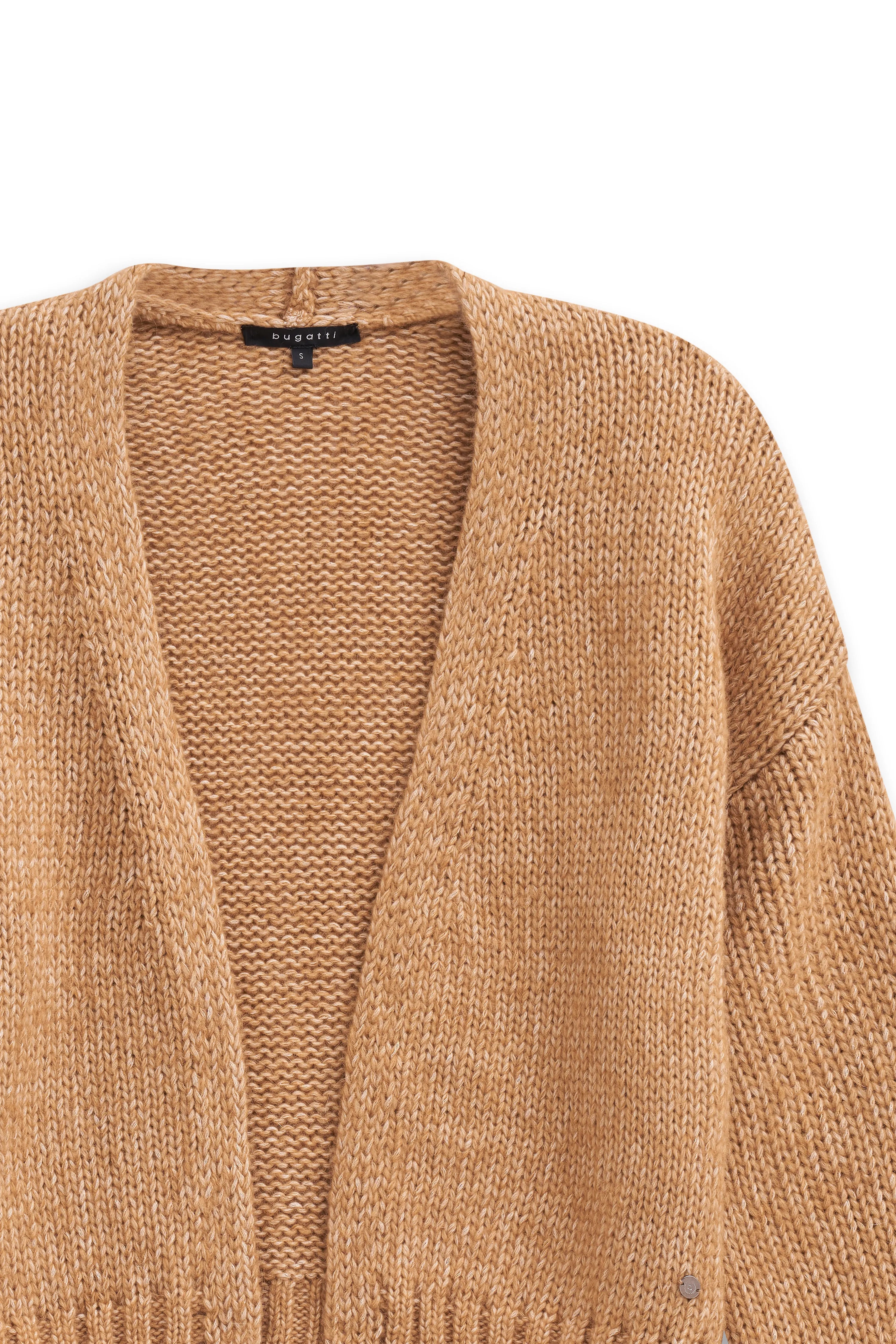 Beiger bugatti Strickcardigan, Büstenbild, elegantes Design, zeitlose Raffinesse.