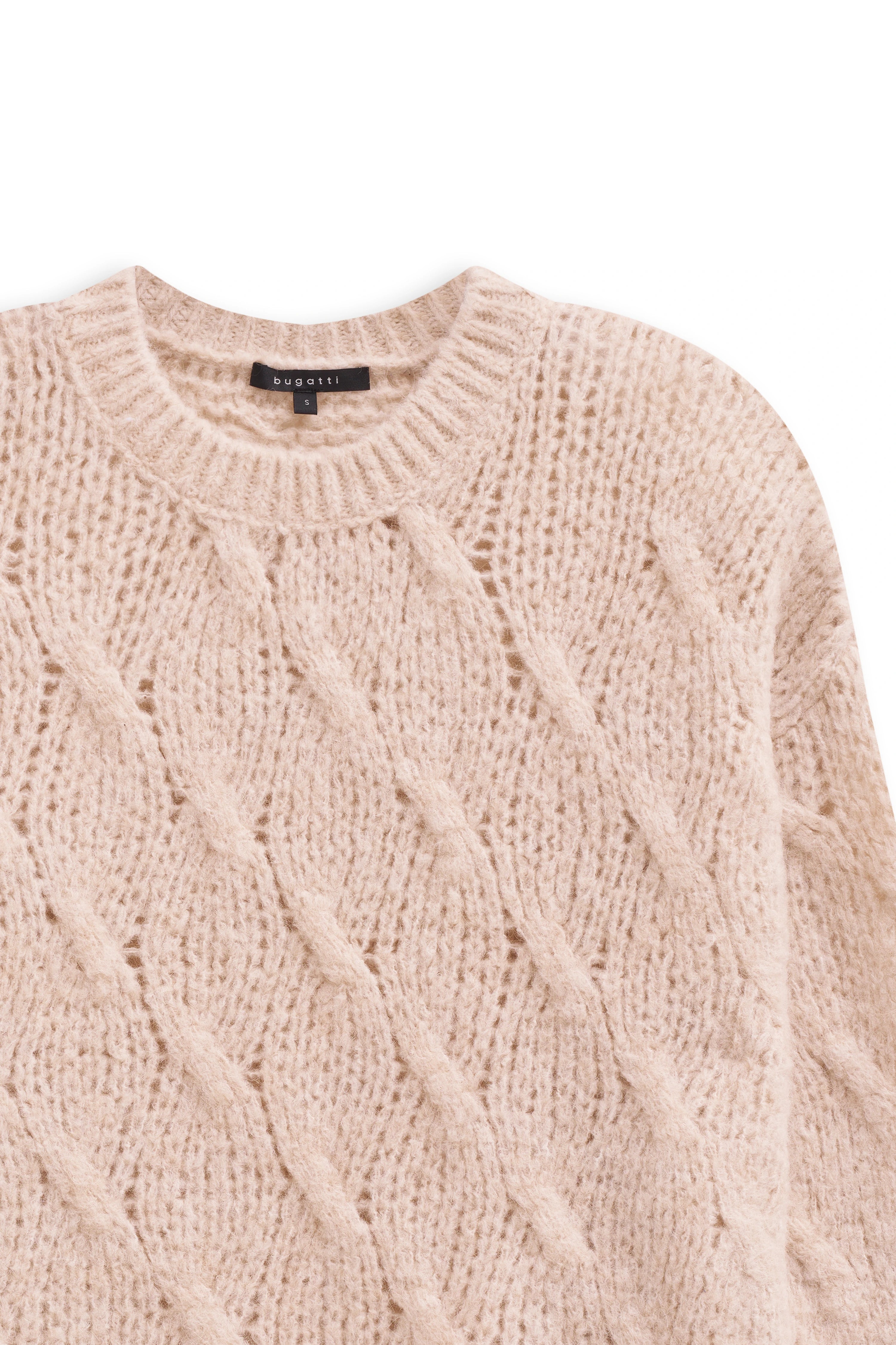 Beiger bugatti Strickpullover mit Zopfmuster, Detailansicht, hochwertige Materialien.