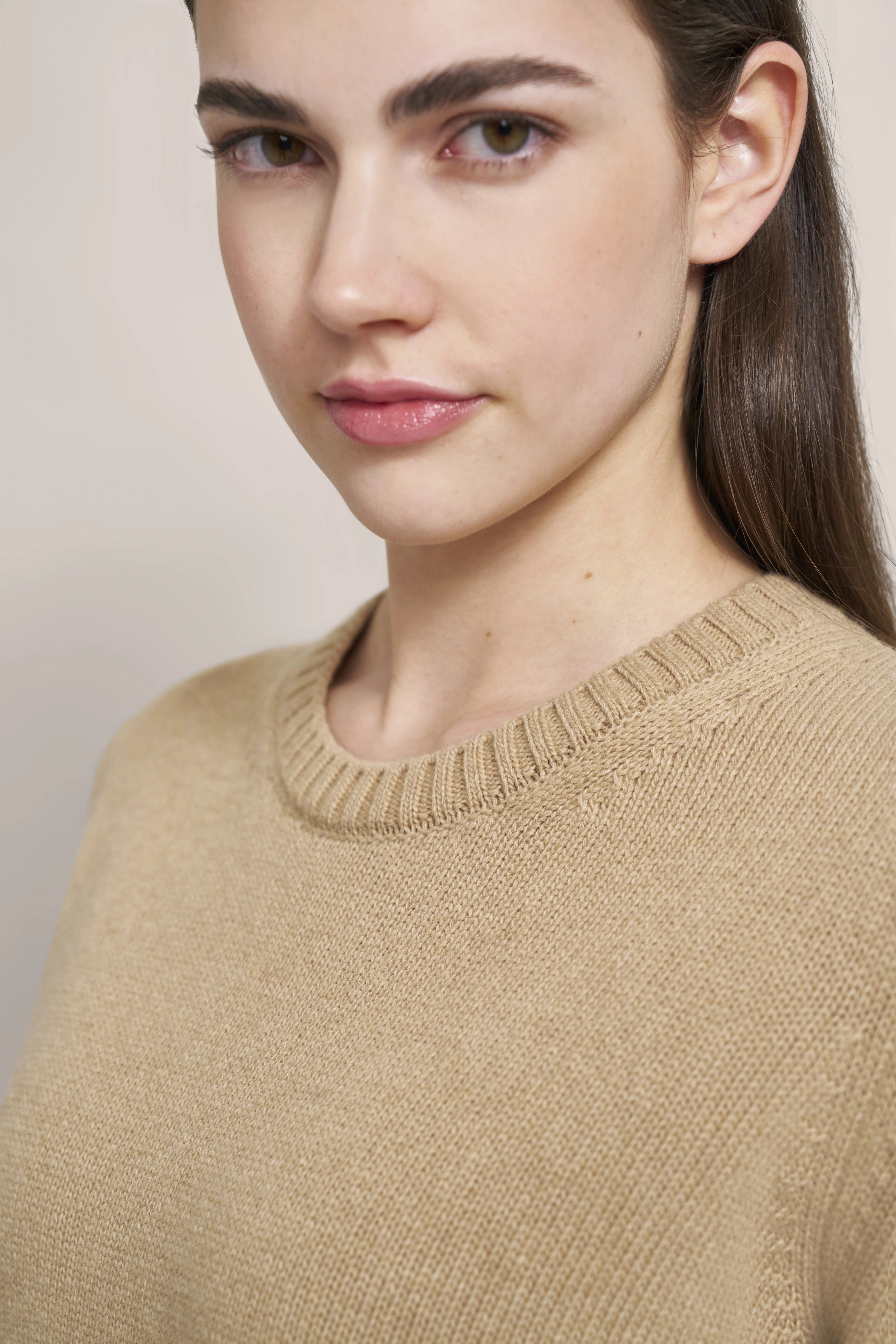 Beiger bugatti Pullover, Büstenbild, weiches Strickdesign, zeitlose Eleganz.