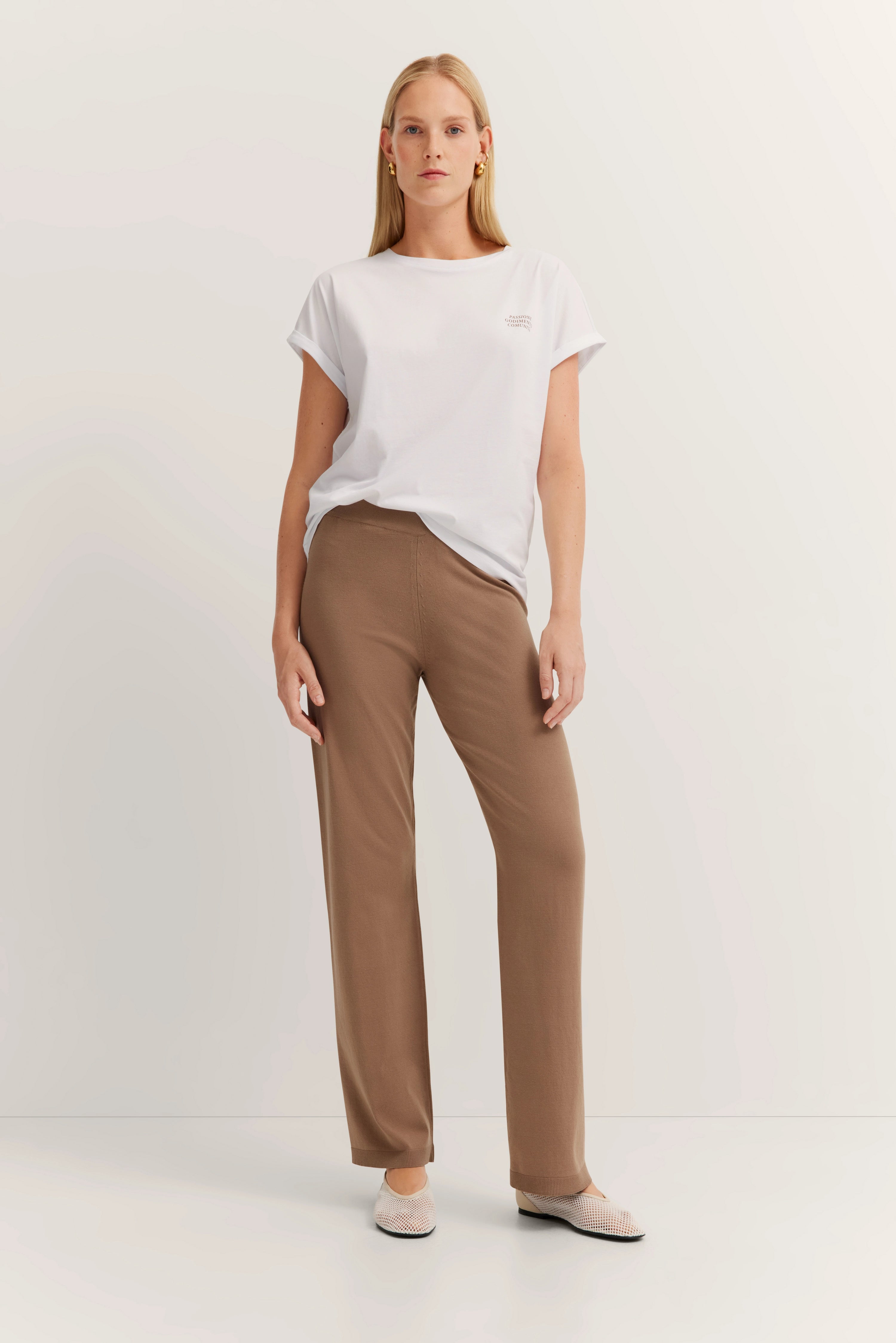 Wit T-shirt en bruine broek van bugatti