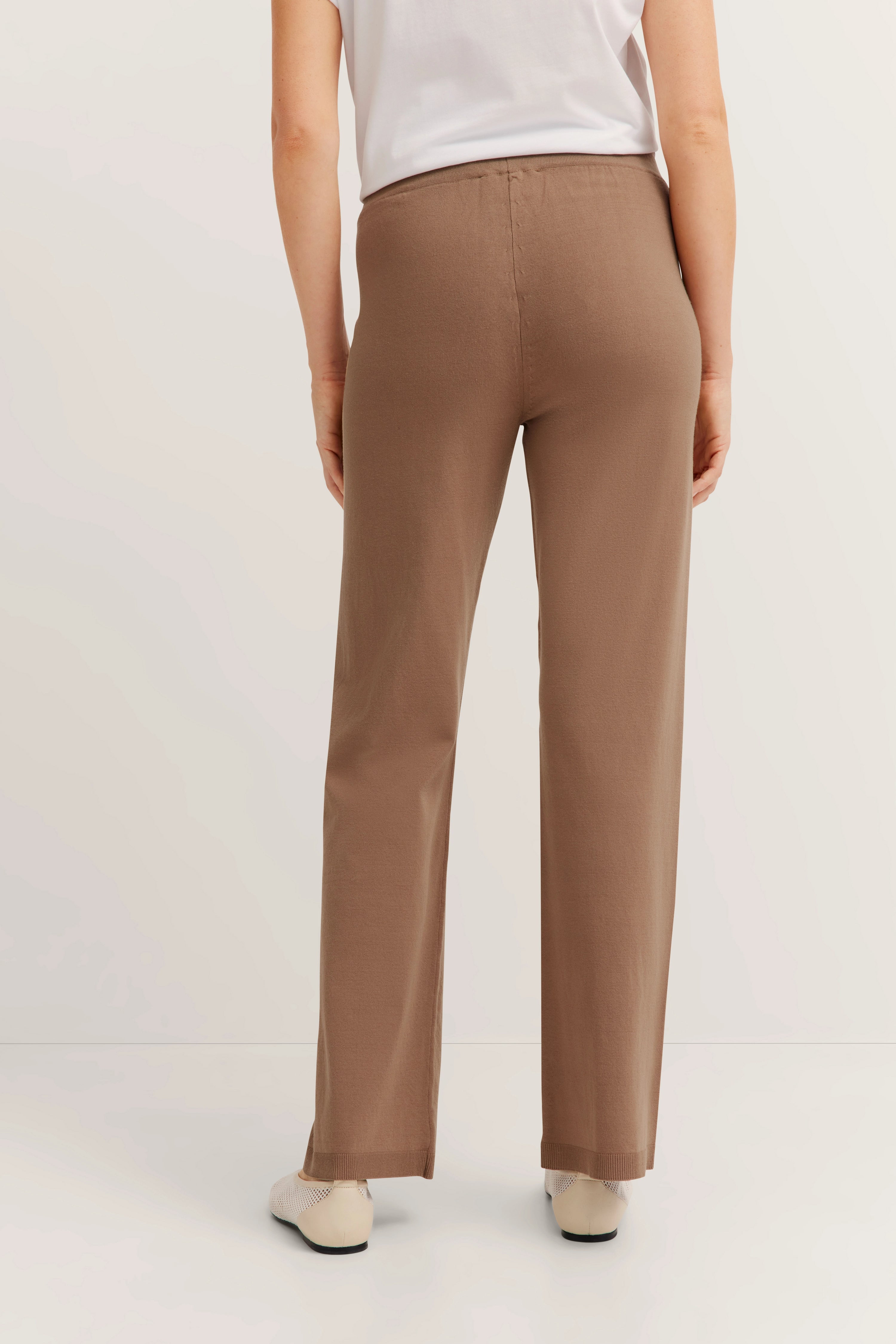Bruine bugatti broek in casual modelbeeld, achteraanzicht, gecombineerd met wit bovenstuk.