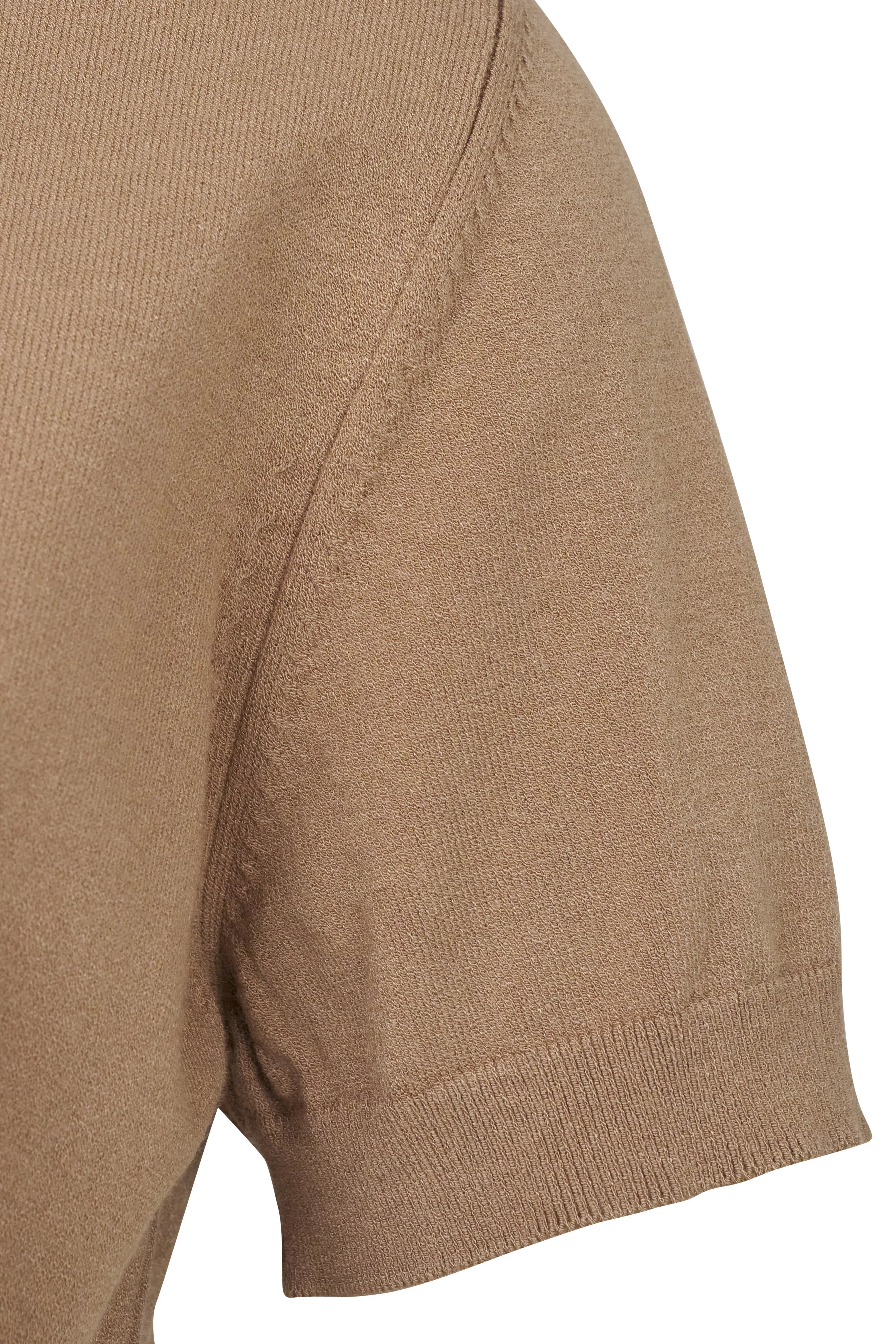 Büstenbild eines camelbraunen bugatti Strickoberteils, Detailansicht der feinen Strickstruktur.