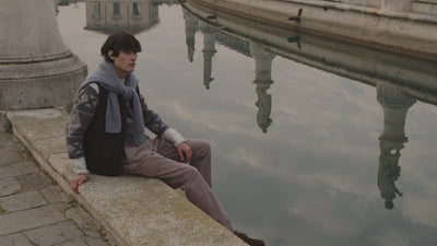 Herren Trends - Herbst/ Winter 2025
Mit "Venetian Chic" setzt bugatti auf maskuline Eleganz mit modernem Twist. Lässige Schnitte, hochwertige Materialien und clevere Details machen jedes Outfit zum Statement – inspiriert von Venedigs zeitlosem Stil.