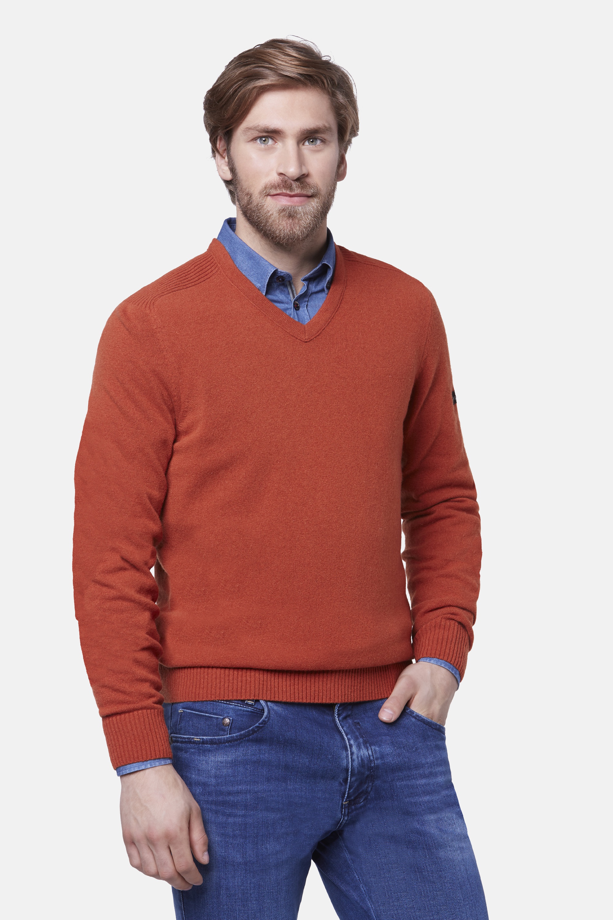 Bugatti Pullover mit einem V-Ausschnitt in orange