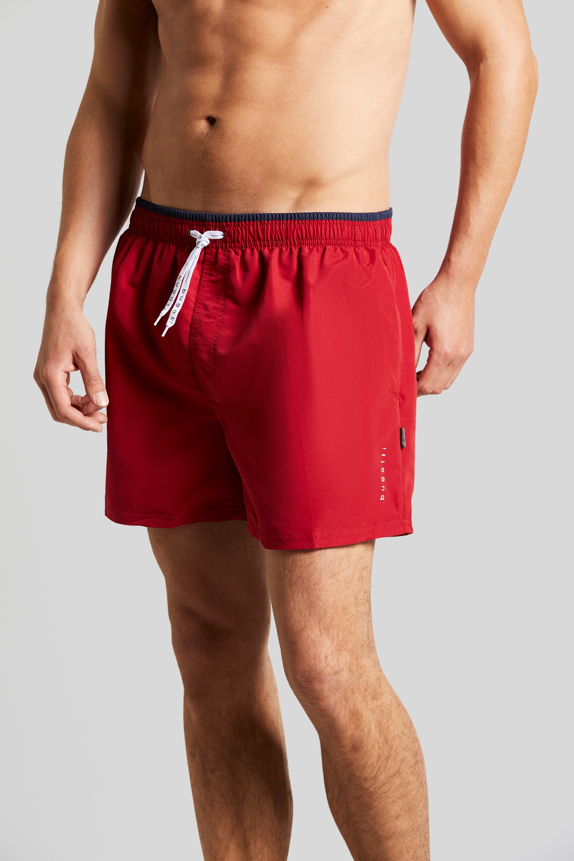 Badehose mit dezentem bugatti Schriftzug in rot