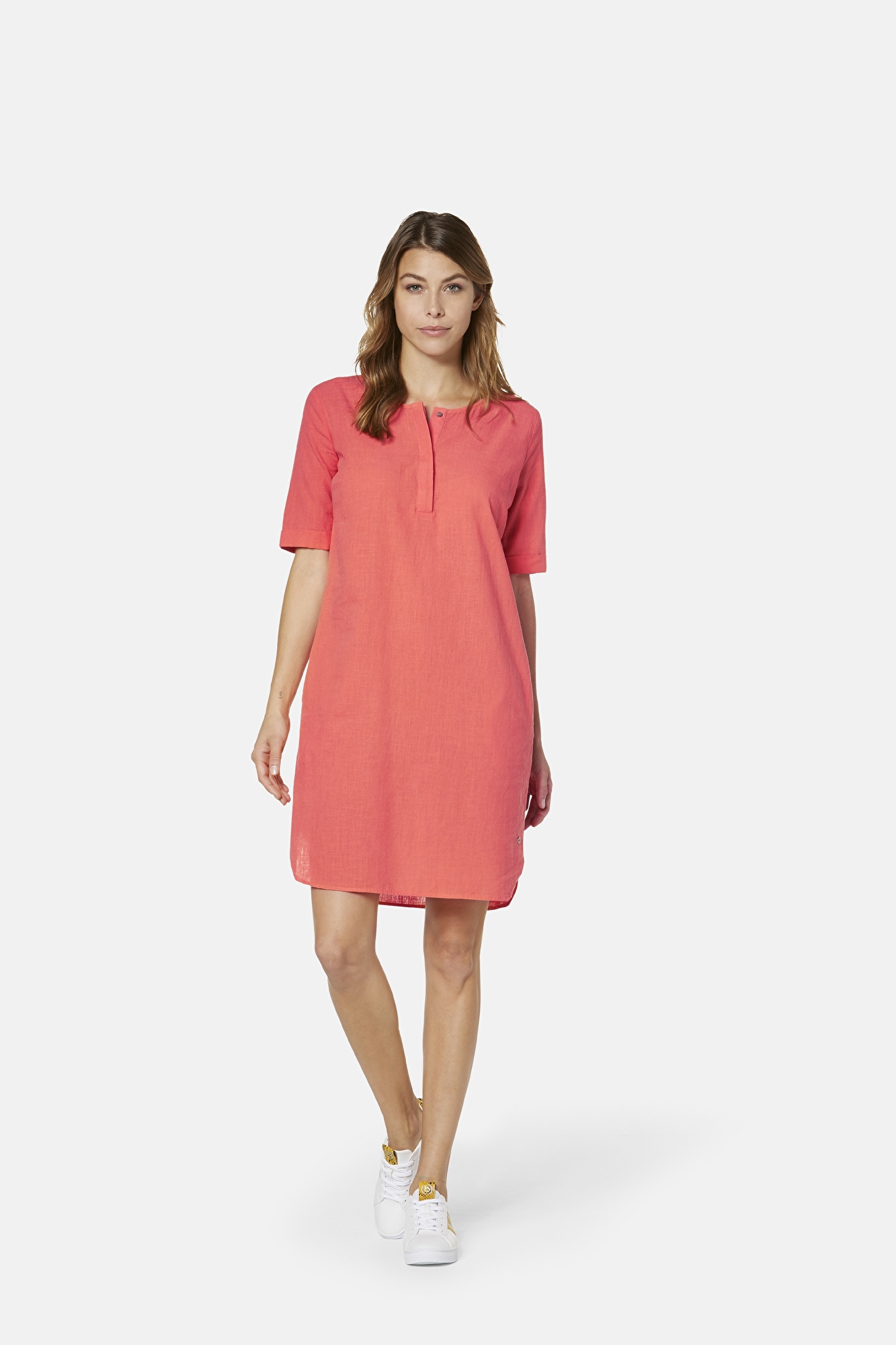 Kleid mit seitlichen Taschen in apricot | bugatti | Sommerkleider