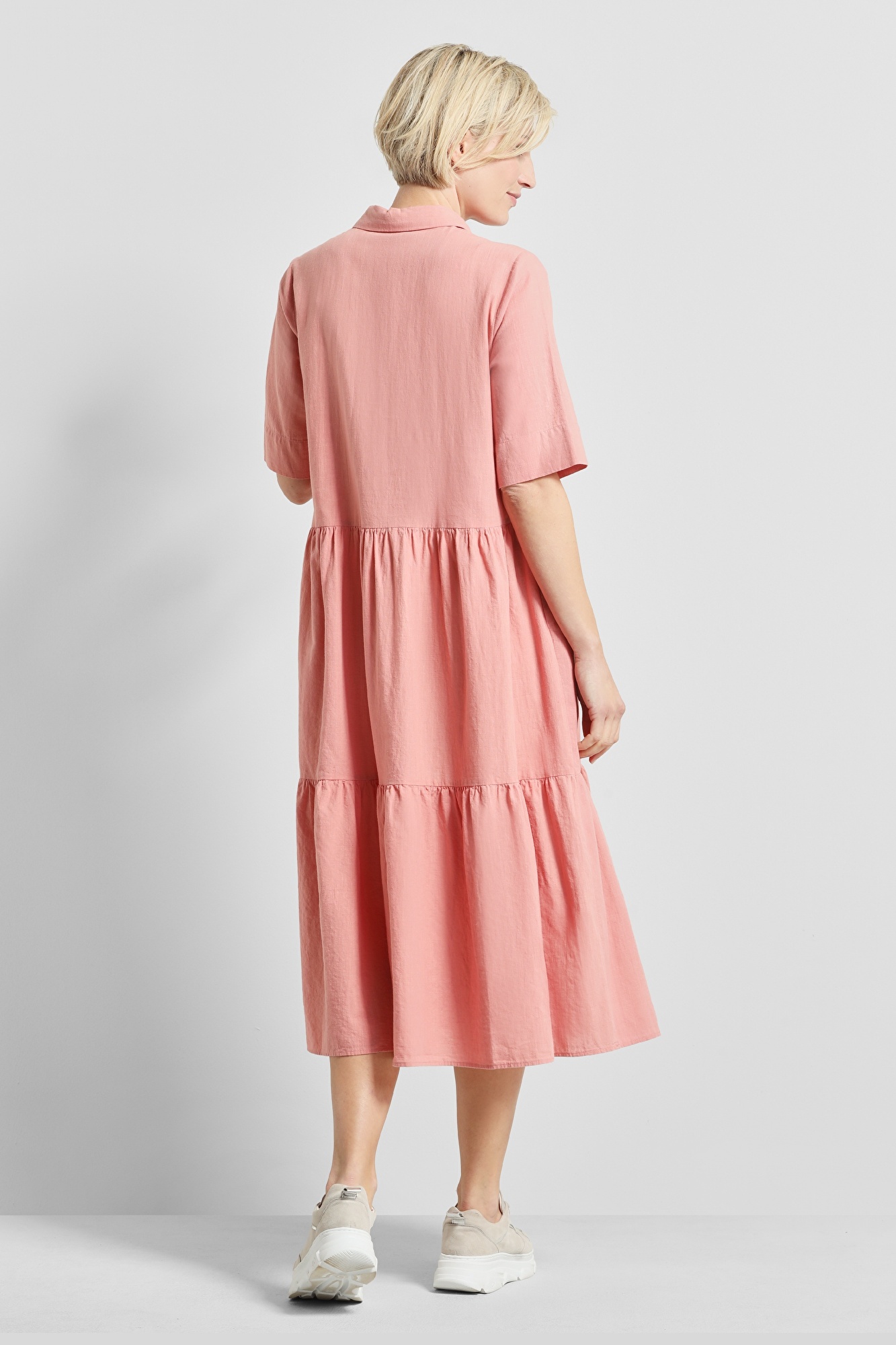 Elegantes Kleid mit kurzen Ärmeln und Hemdkragen in rose | bugatti